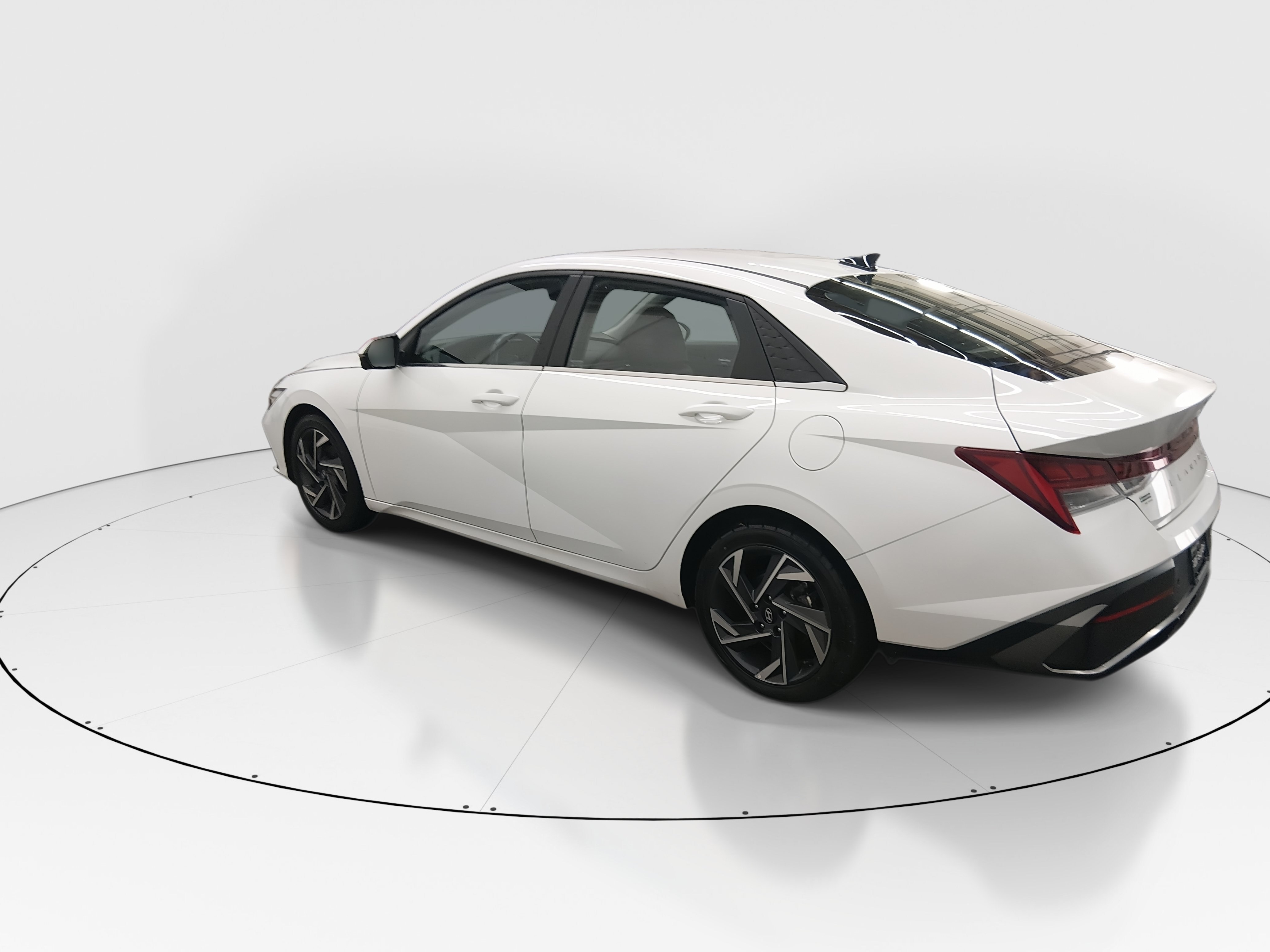 2024 Hyundai Elantra Limited - Photo 4