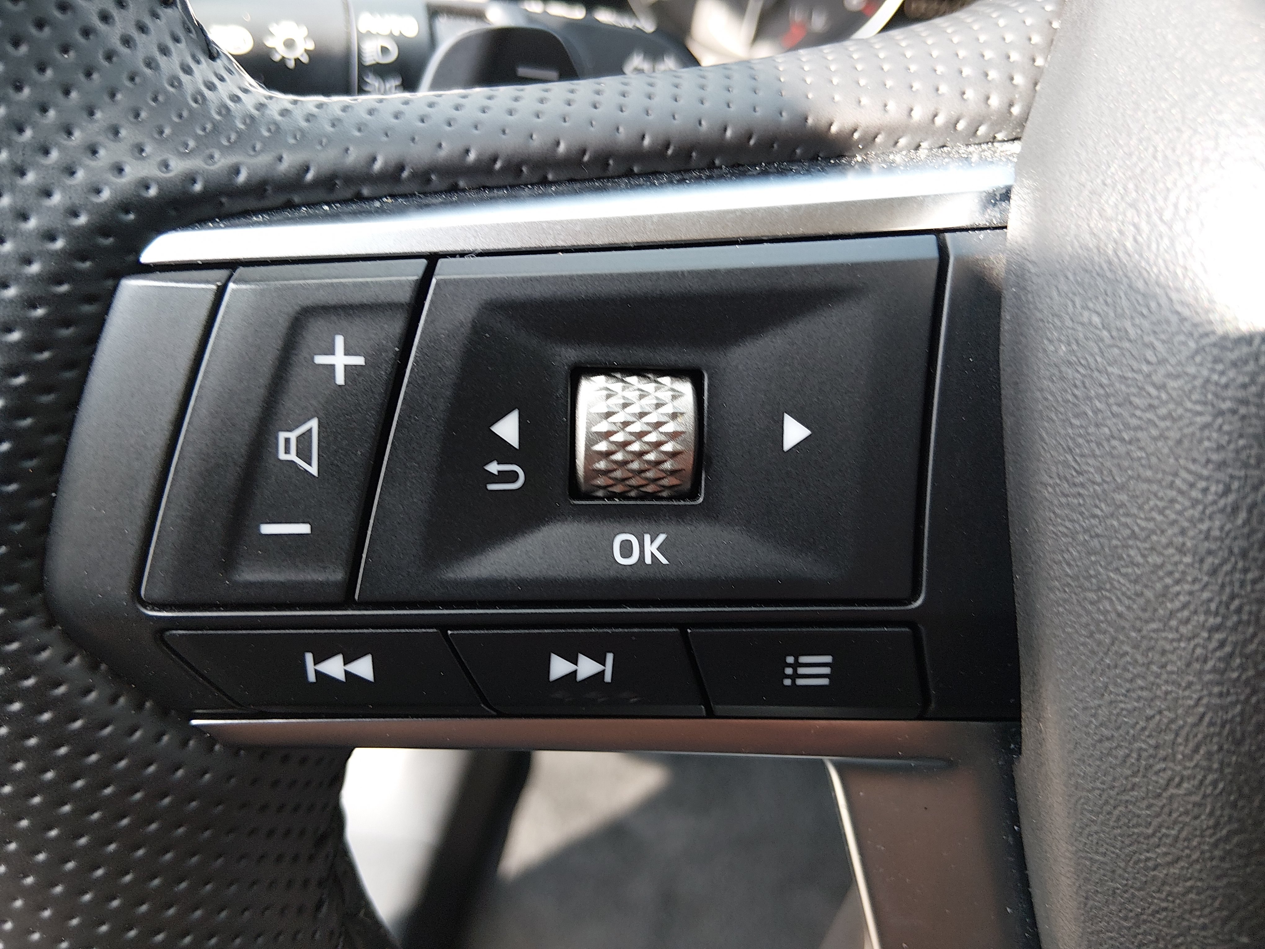 2025 Mitsubishi Outlander SE - Photo 12