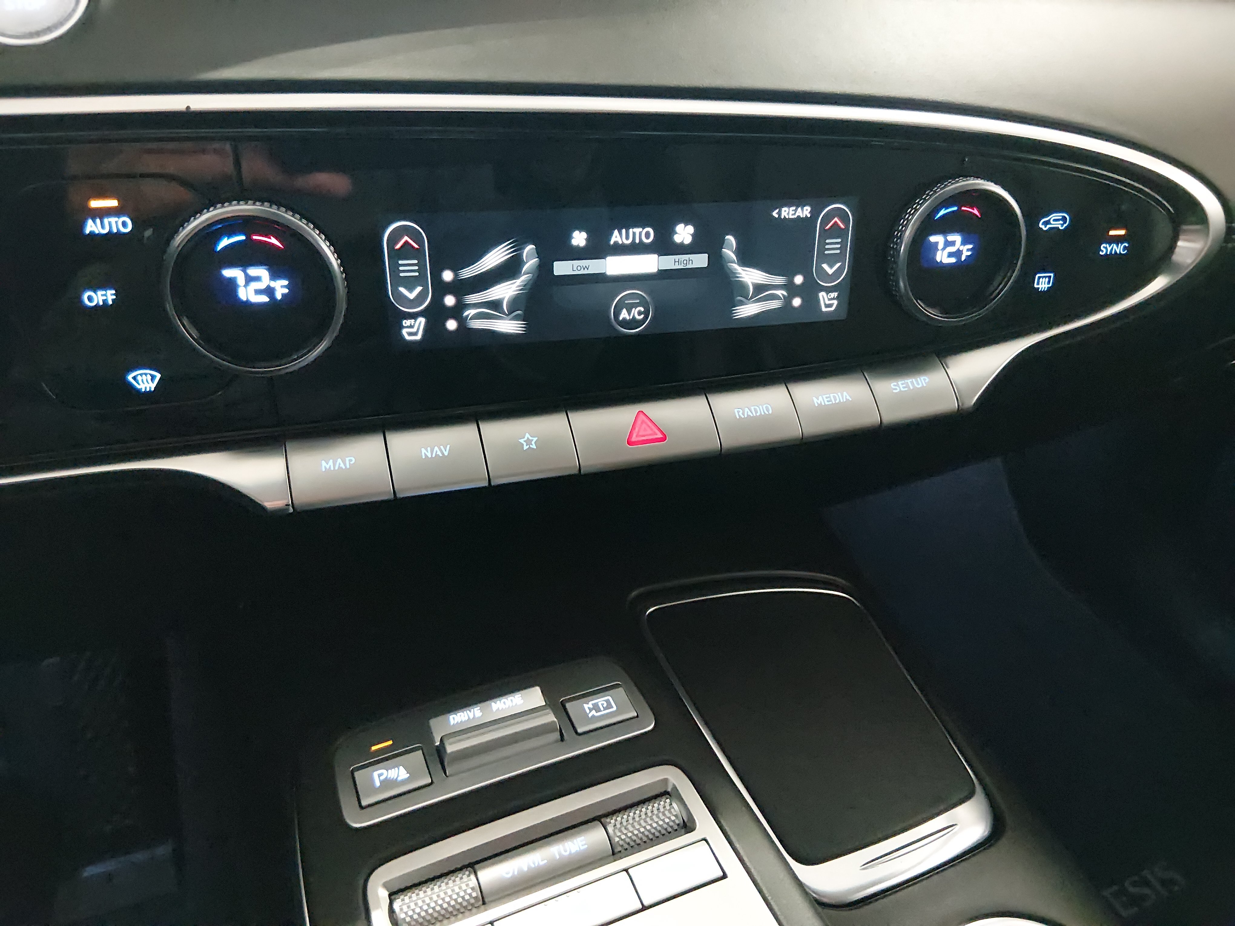 2025 GENESIS GV70 Standard - Photo 18