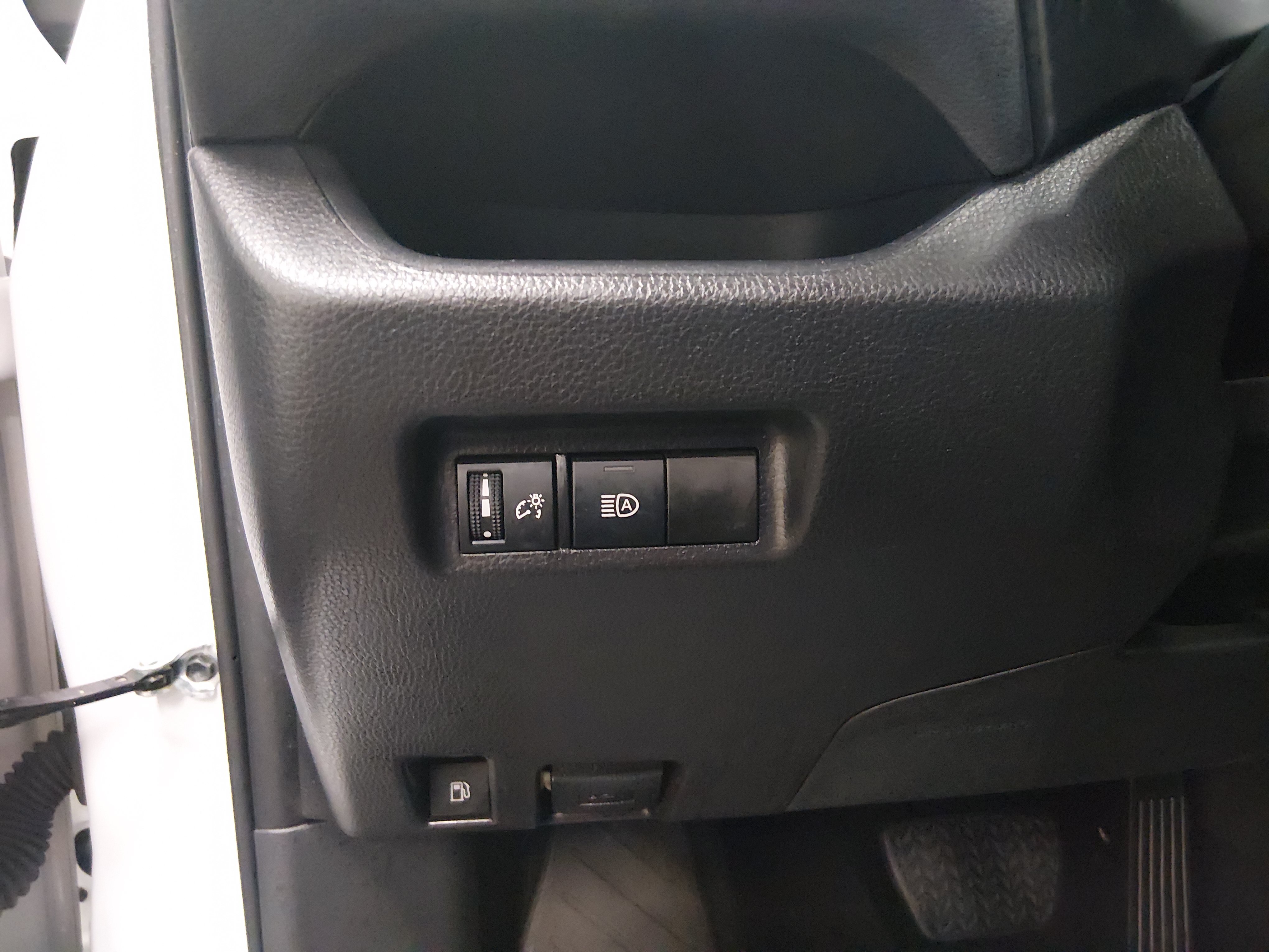 2025 Toyota RAV4 LE - Photo 13