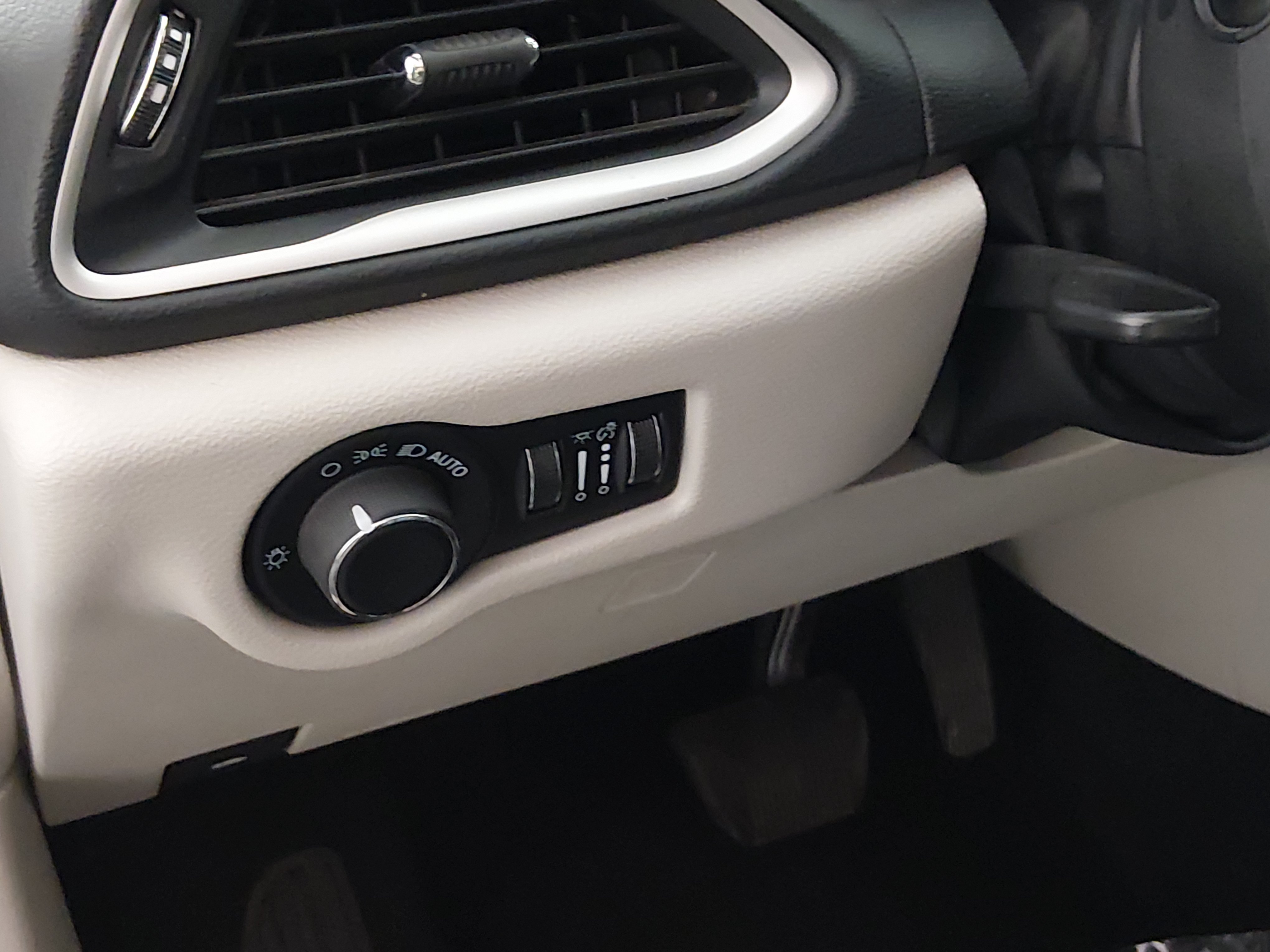 2023 Chrysler Voyager LX - Photo 13