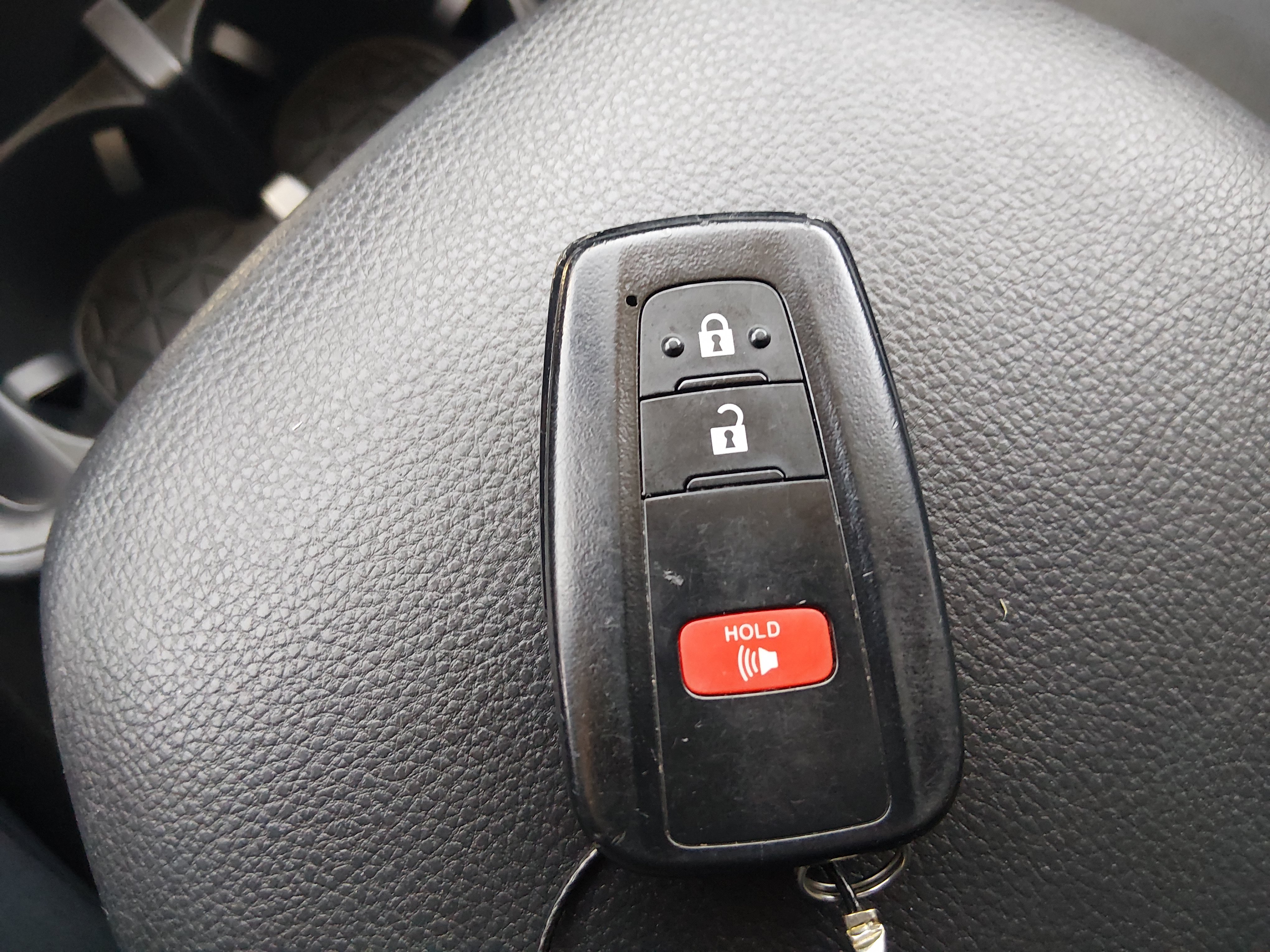 2025 Toyota RAV4 XLE - Photo 15