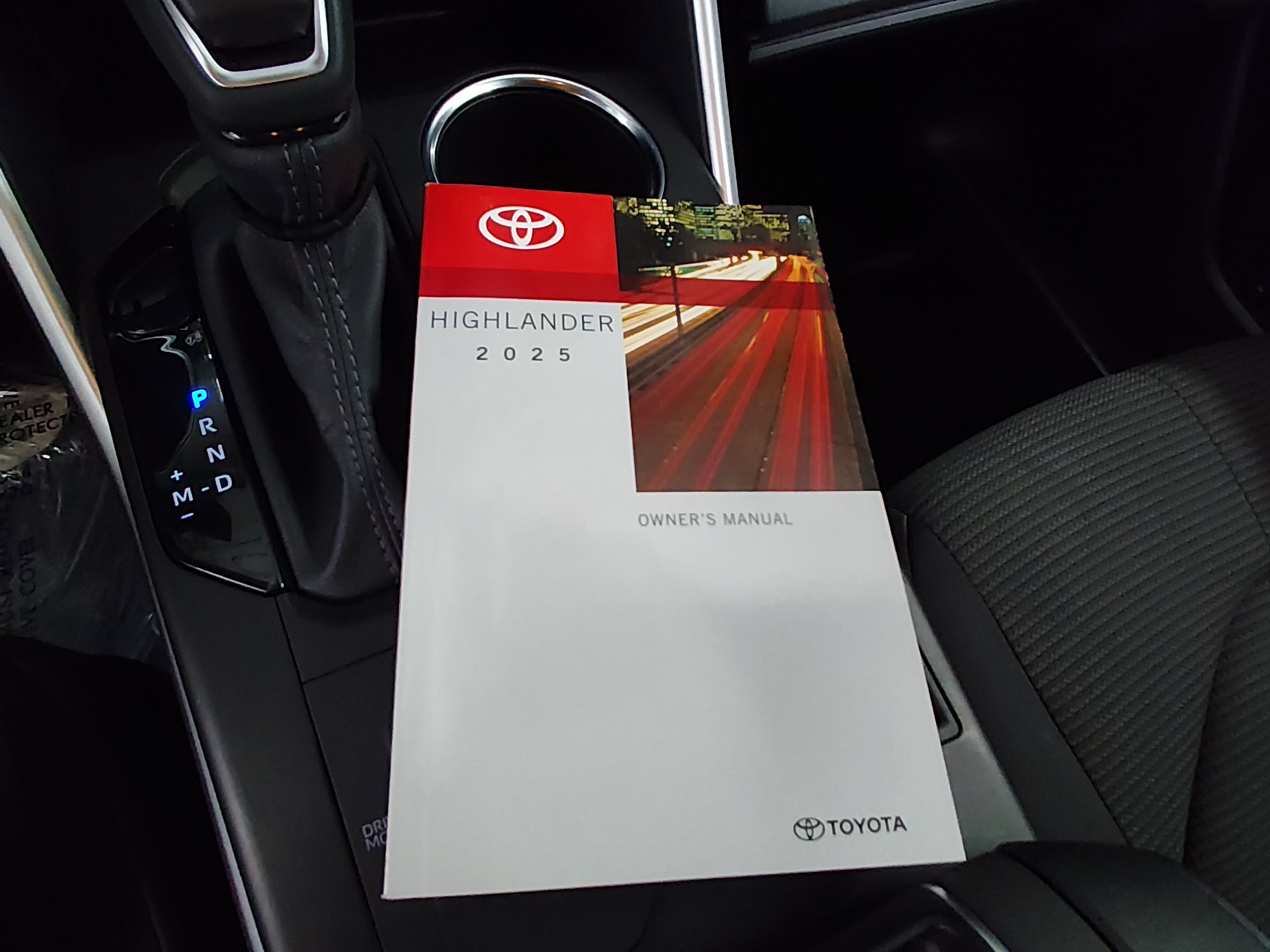 2025 Toyota Highlander LE - Photo 18