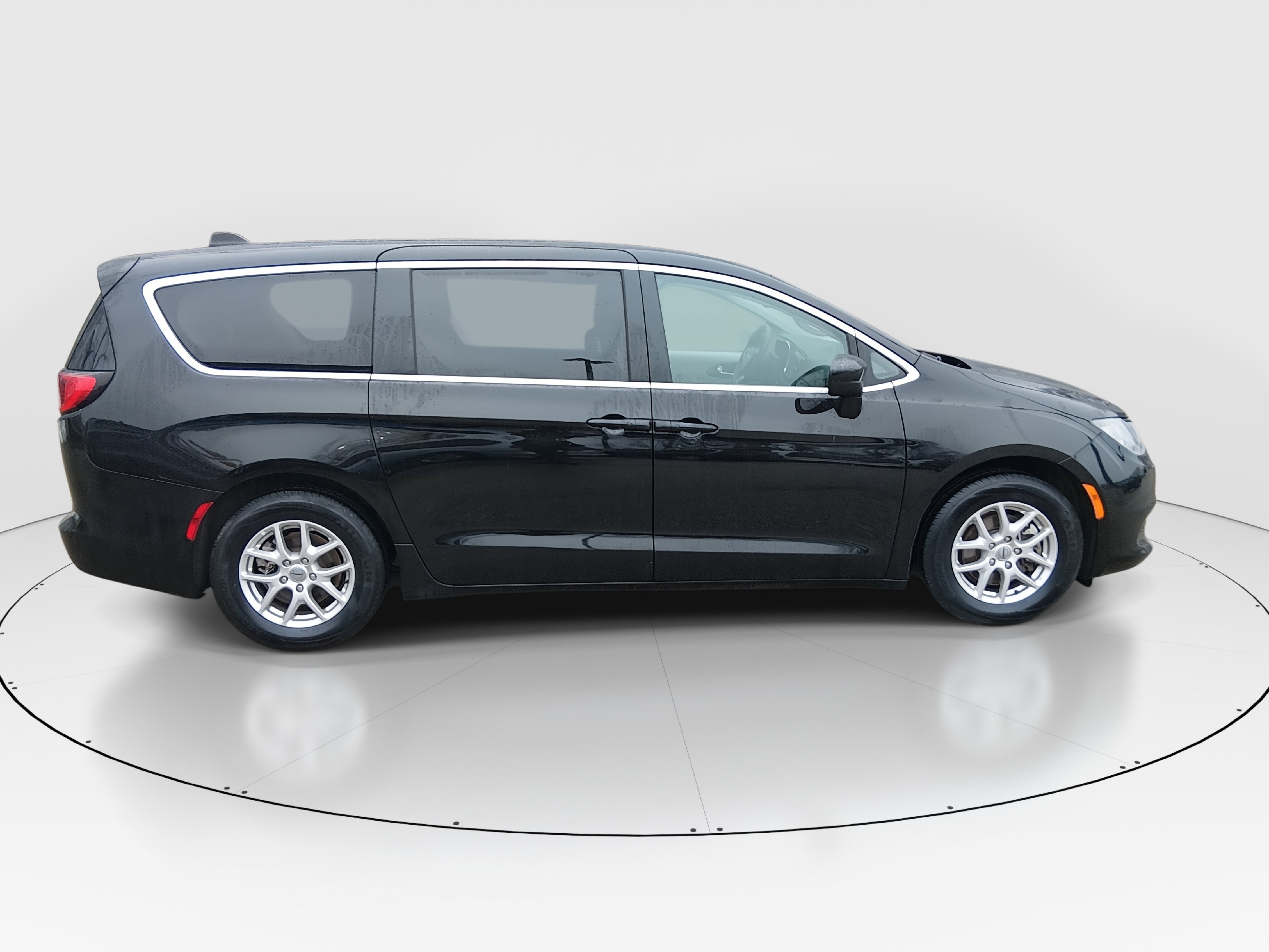 2024 Chrysler Voyager LX - Photo 8