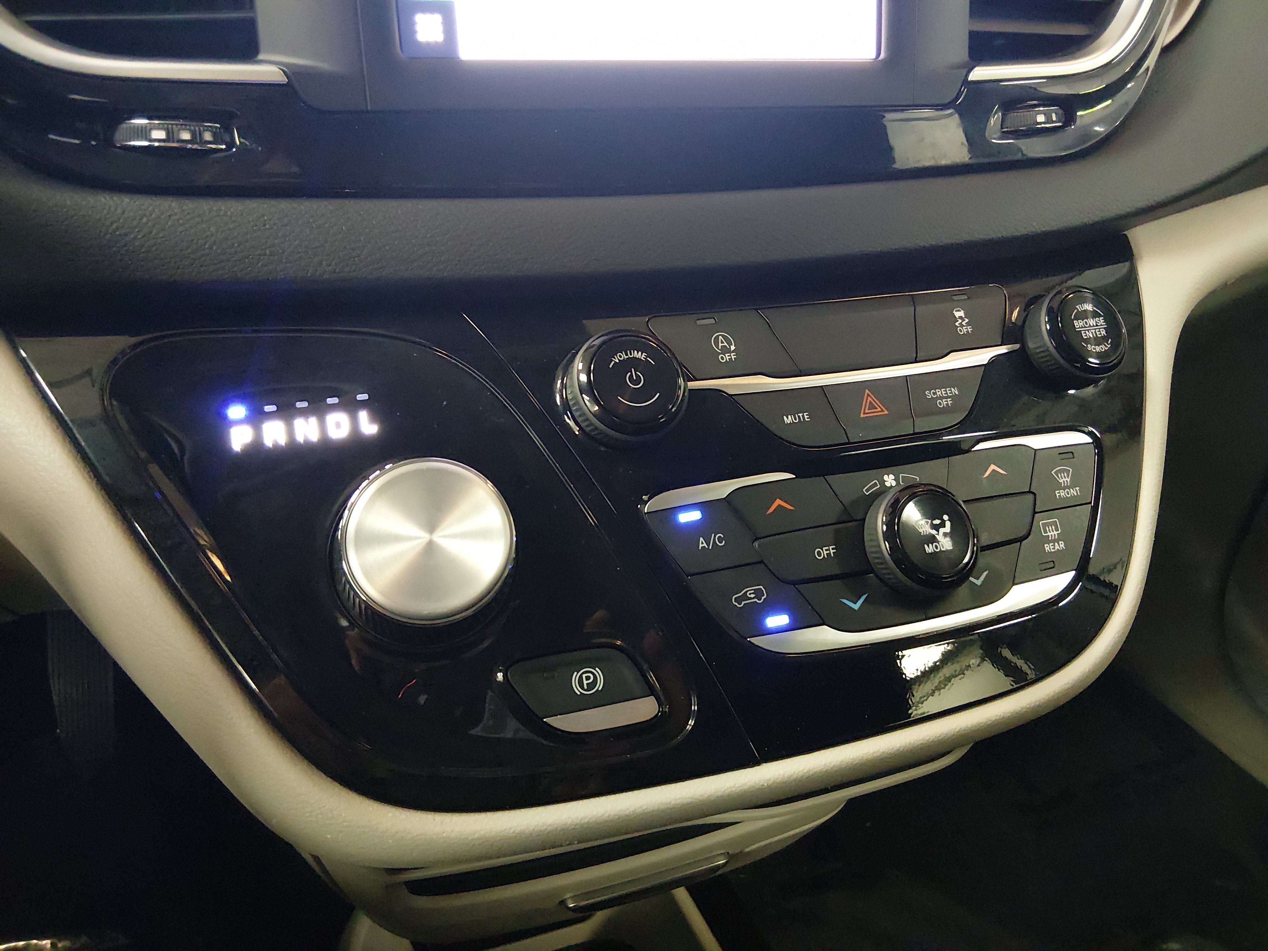 2024 Chrysler Voyager LX - Photo 19