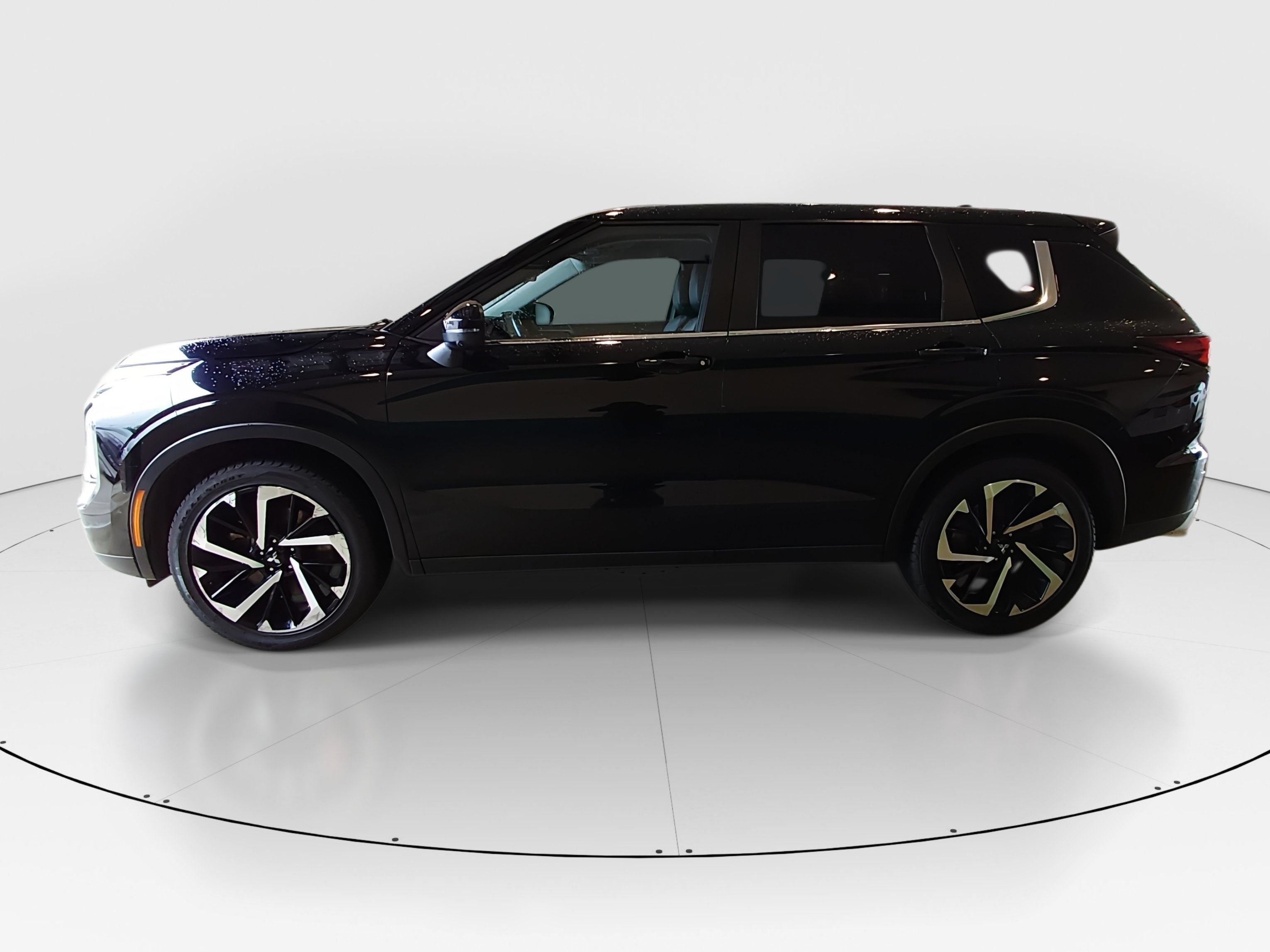 2024 Mitsubishi Outlander SE - Photo 4