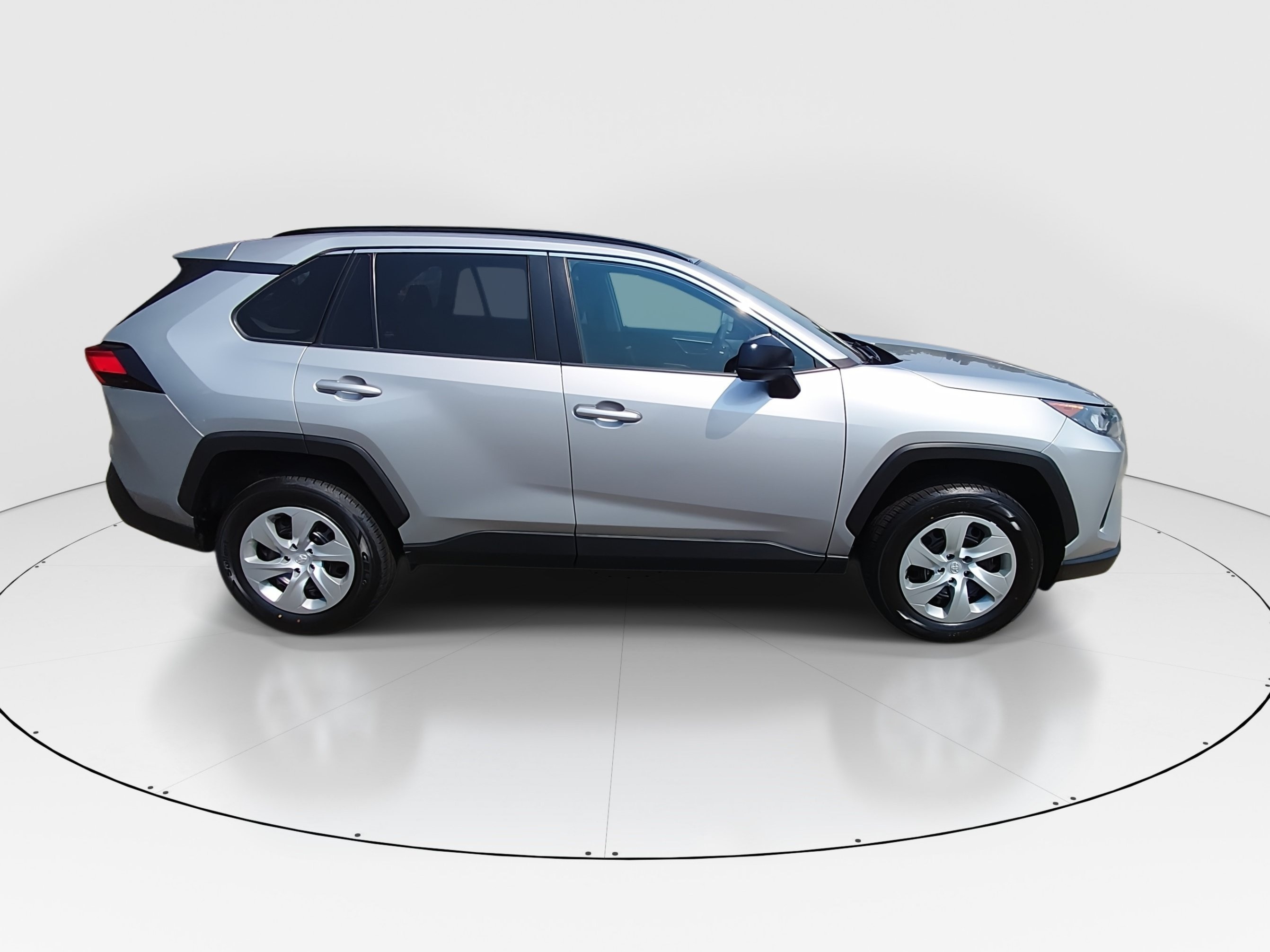 2021 Toyota RAV4 LE - Photo 8