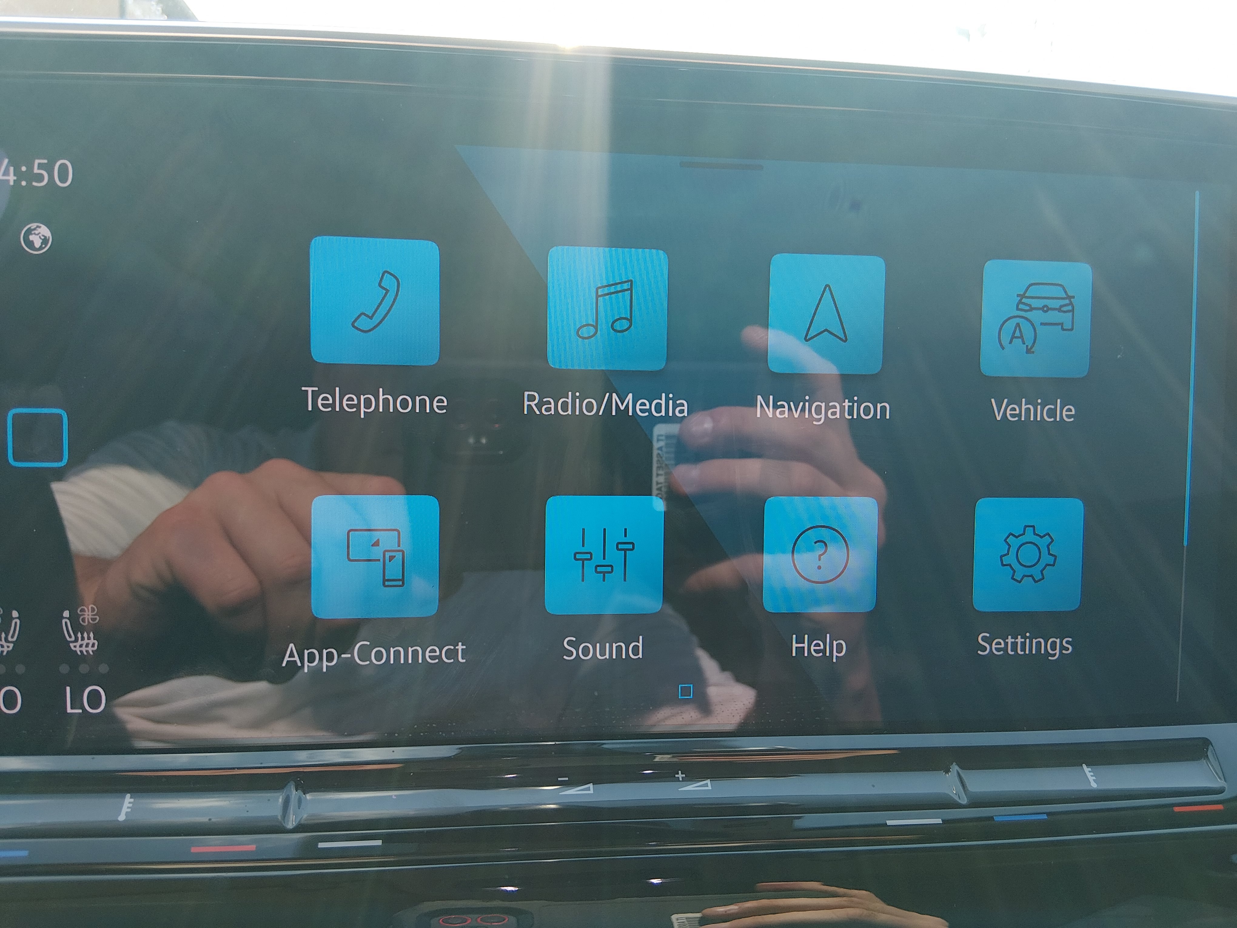2024 Volkswagen Atlas SE w/Tech - Photo 18