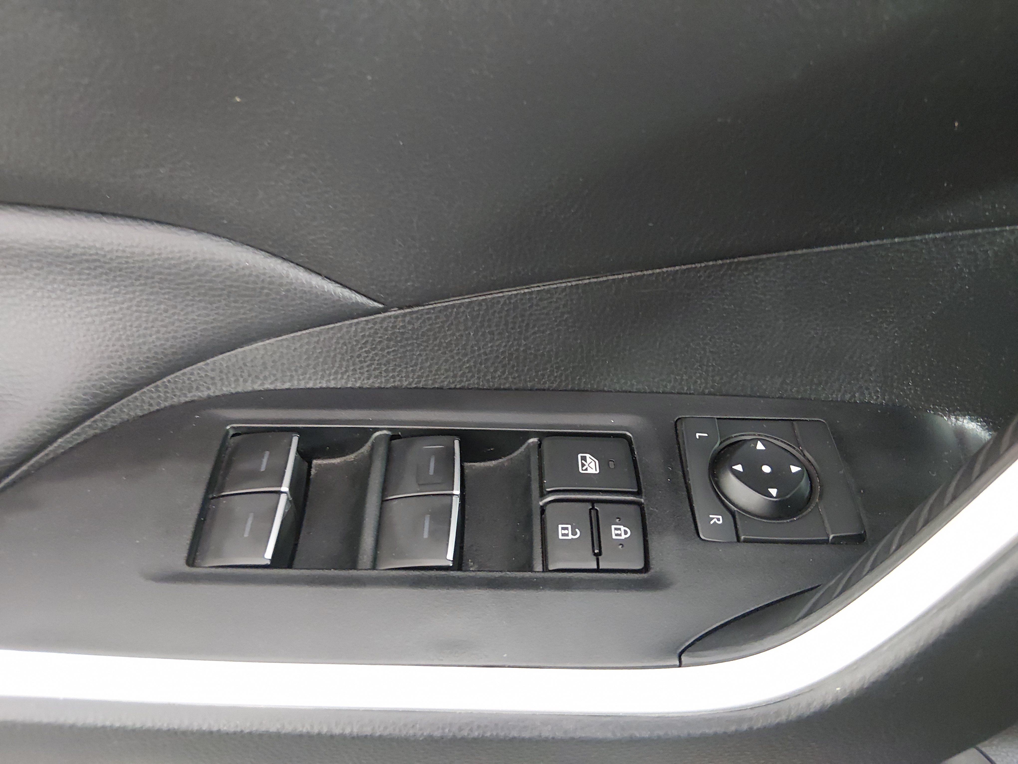 2025 Toyota RAV4 XLE - Photo 17