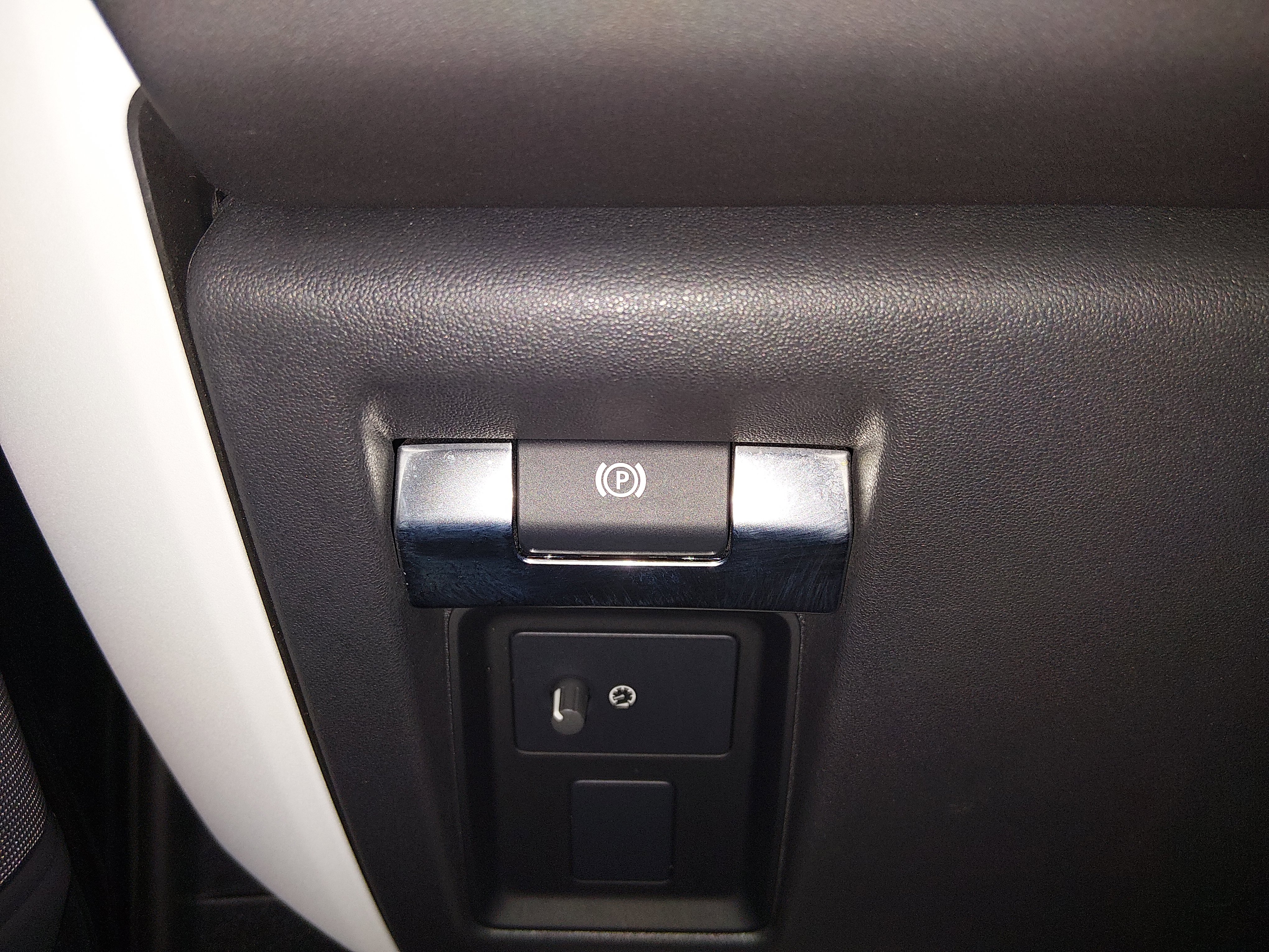 2025 Land Rover Defender S - Photo 13