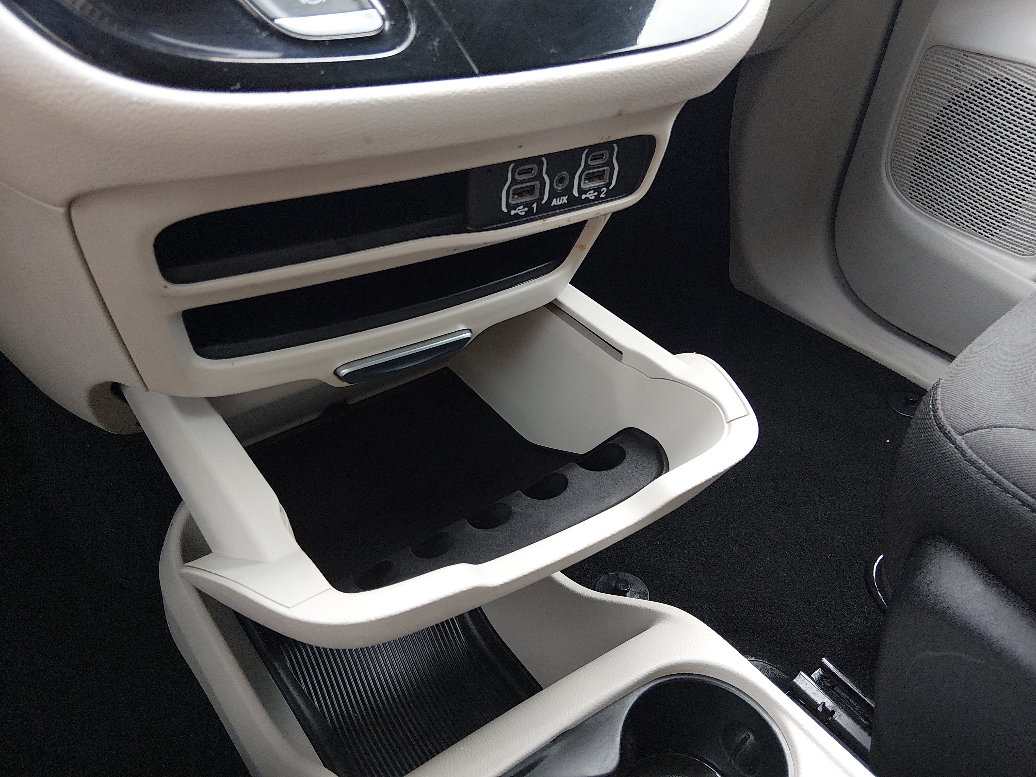 2023 Chrysler Voyager LX - Photo 20
