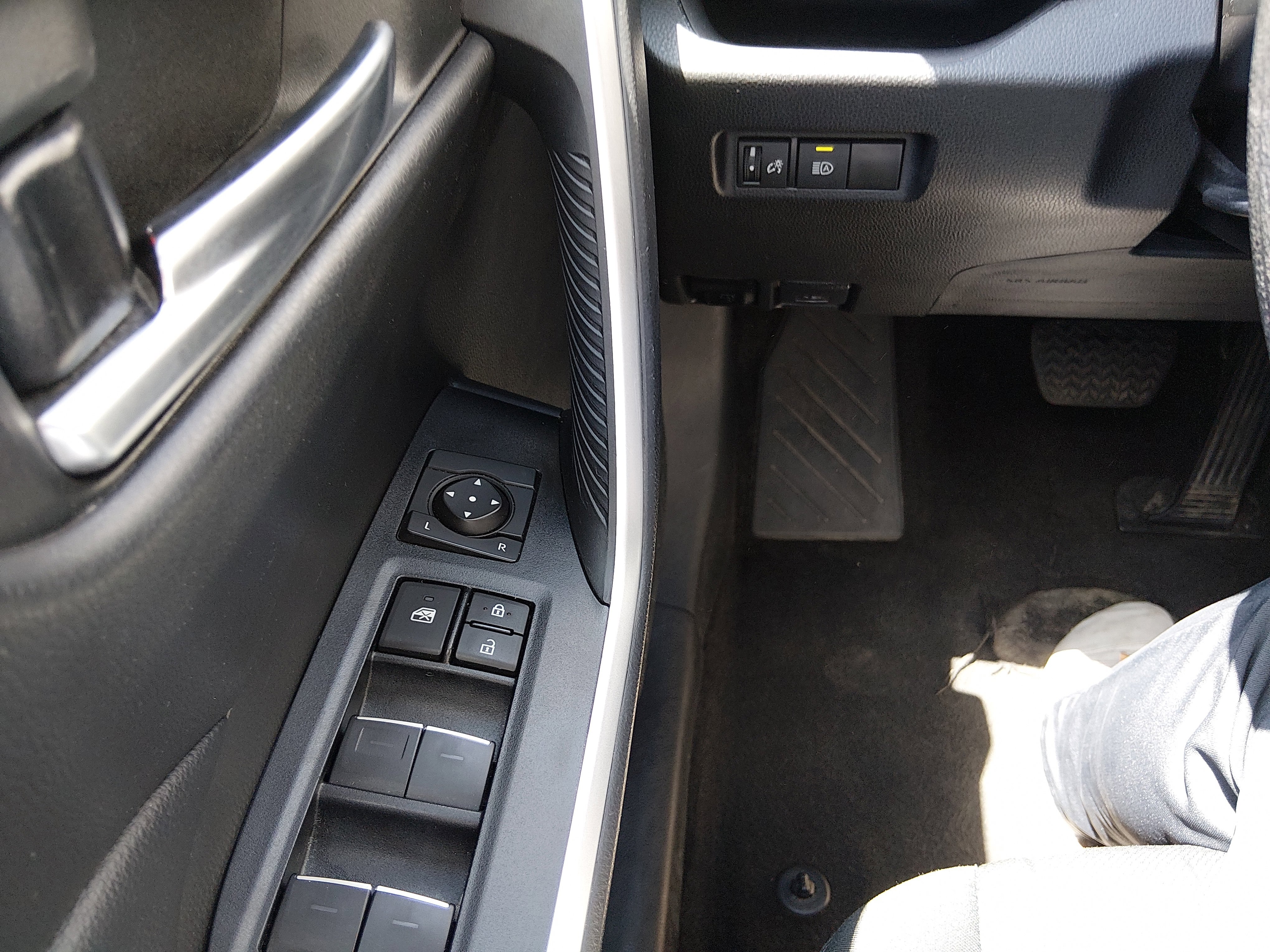 2023 Toyota RAV4 XLE - Photo 13