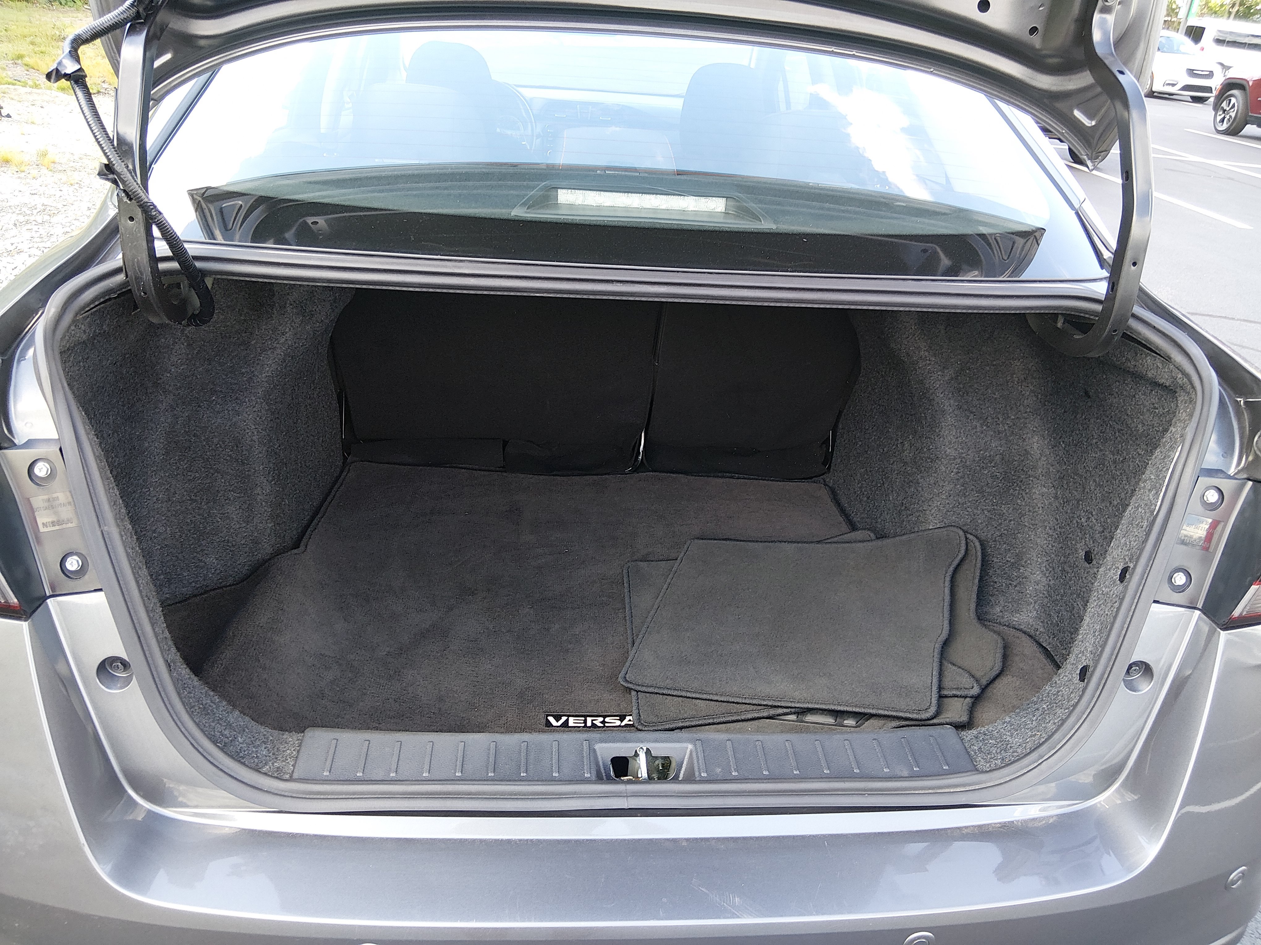 2024 Nissan Versa Sedan SR - Photo 11