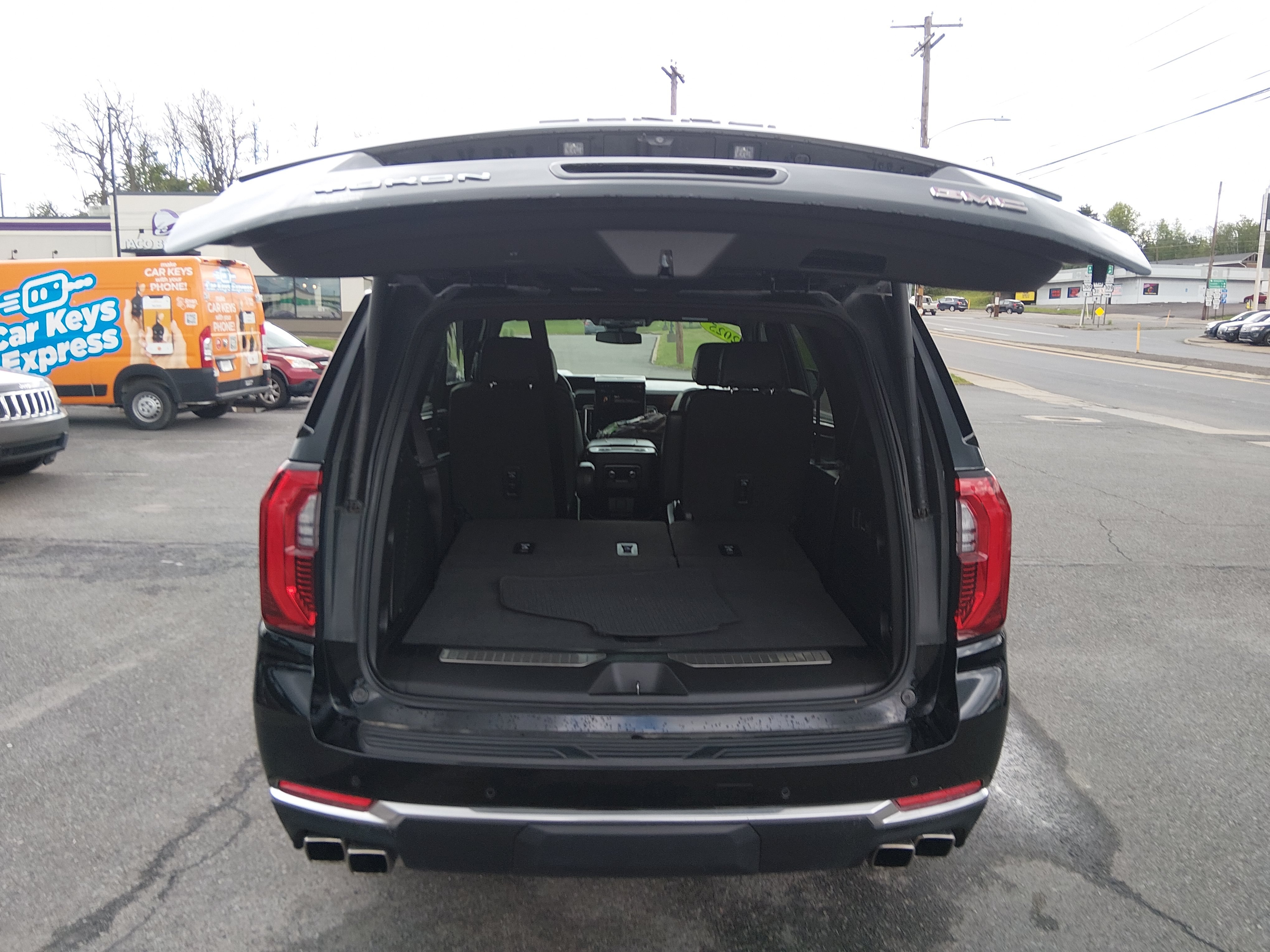 2025 GMC Yukon Denali - Photo 11