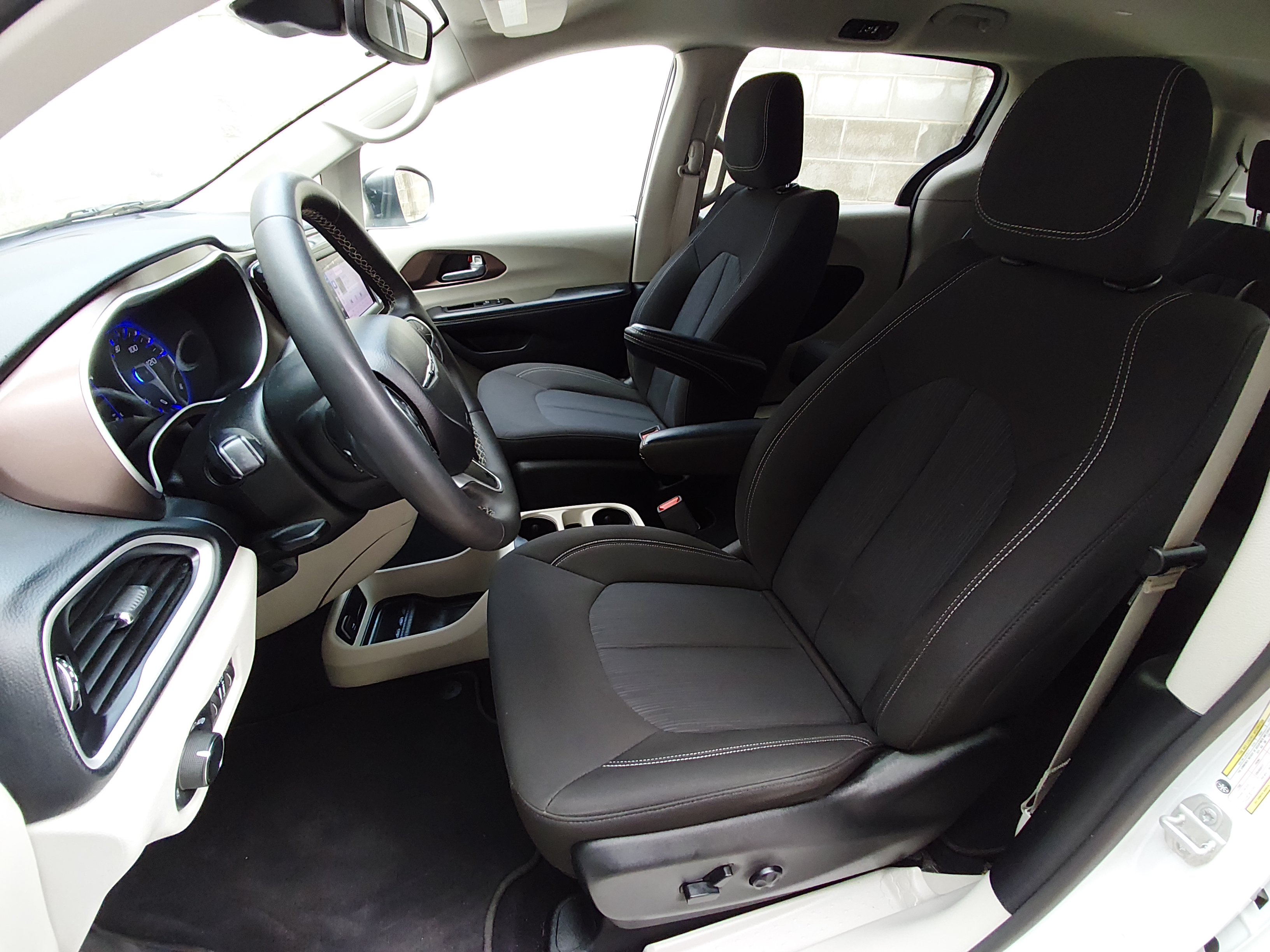 2024 Chrysler Voyager LX - Photo 26