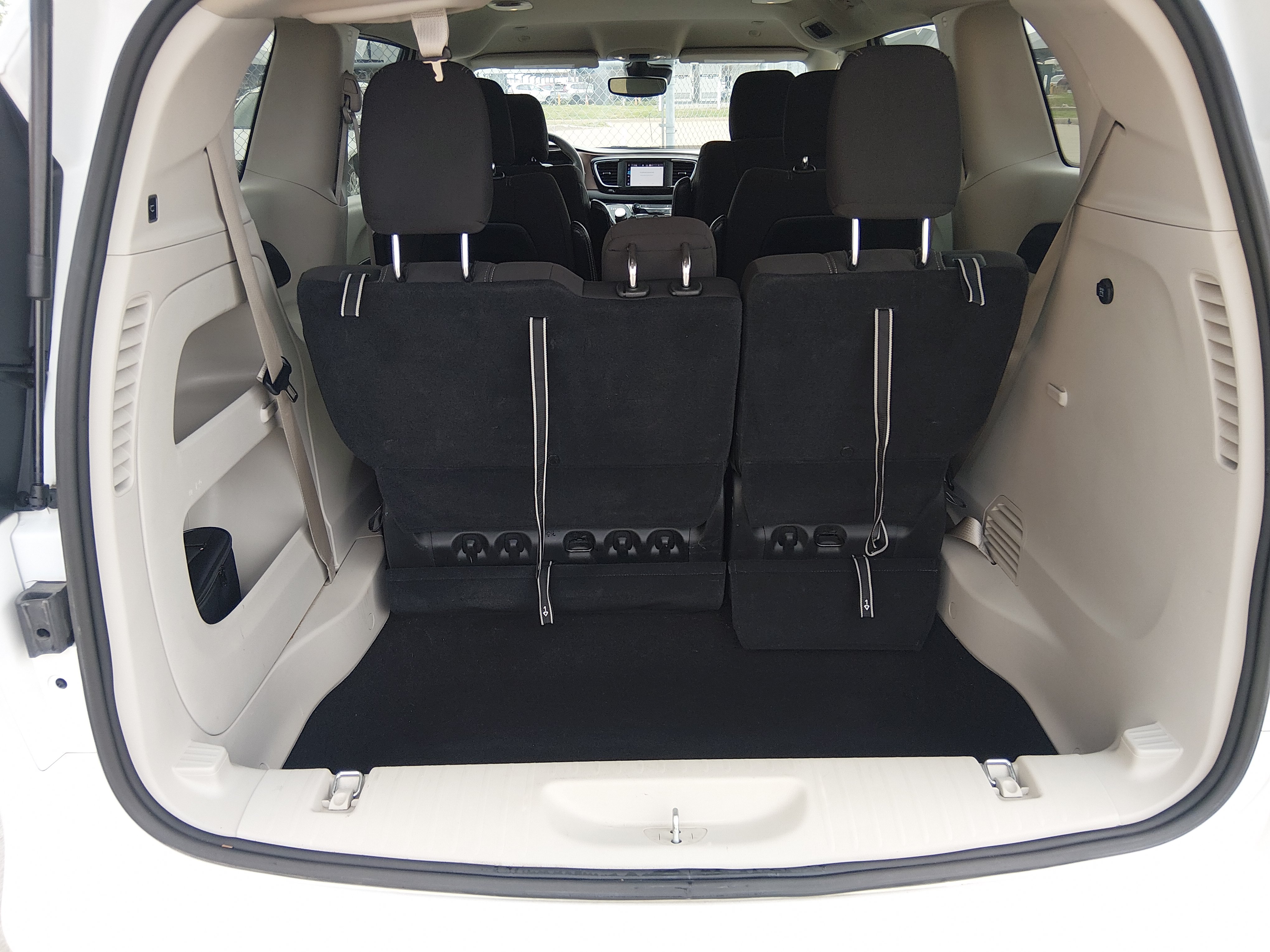 2023 Chrysler Voyager LX - Photo 11