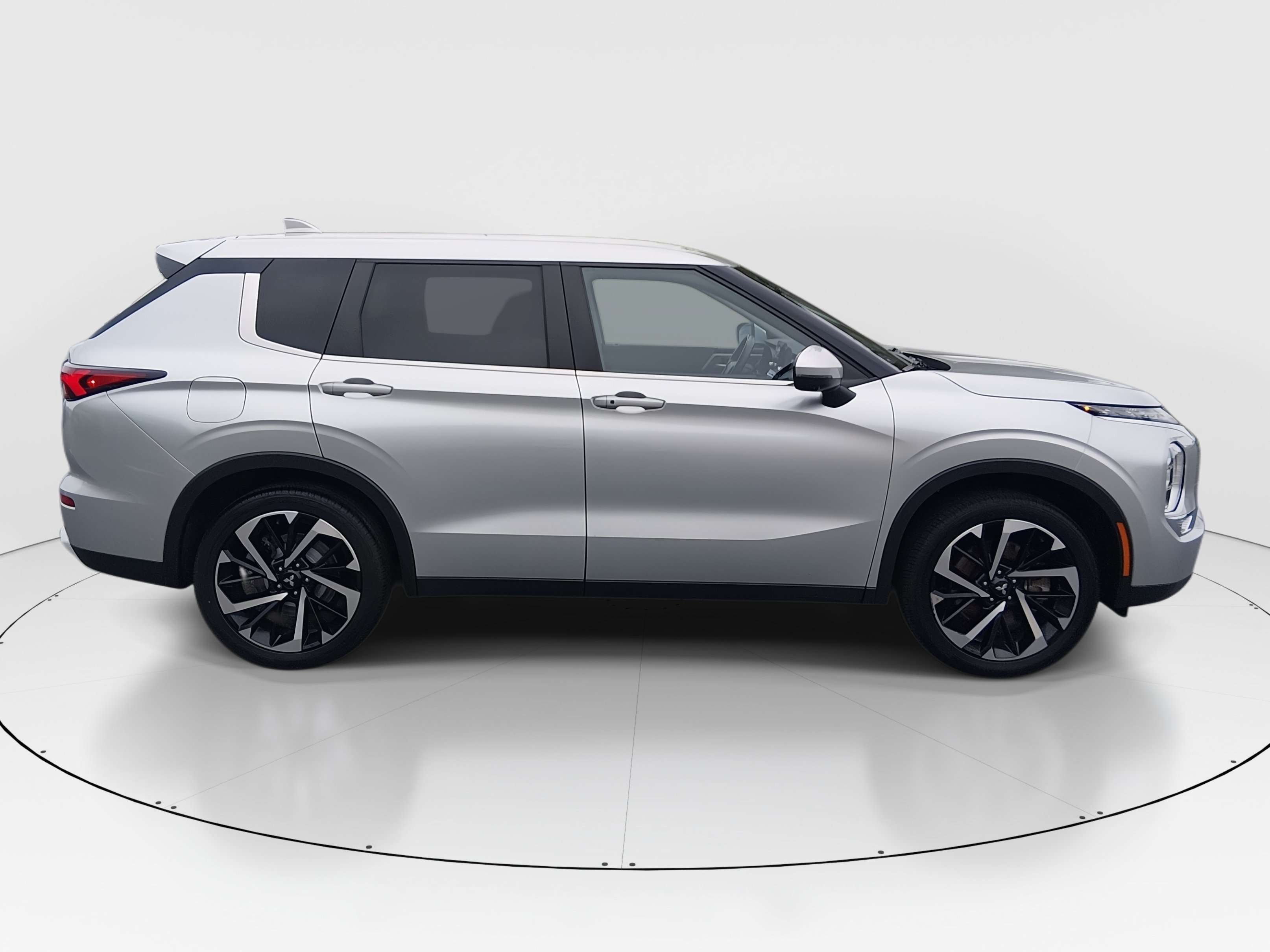 2024 Mitsubishi Outlander SE - Photo 8