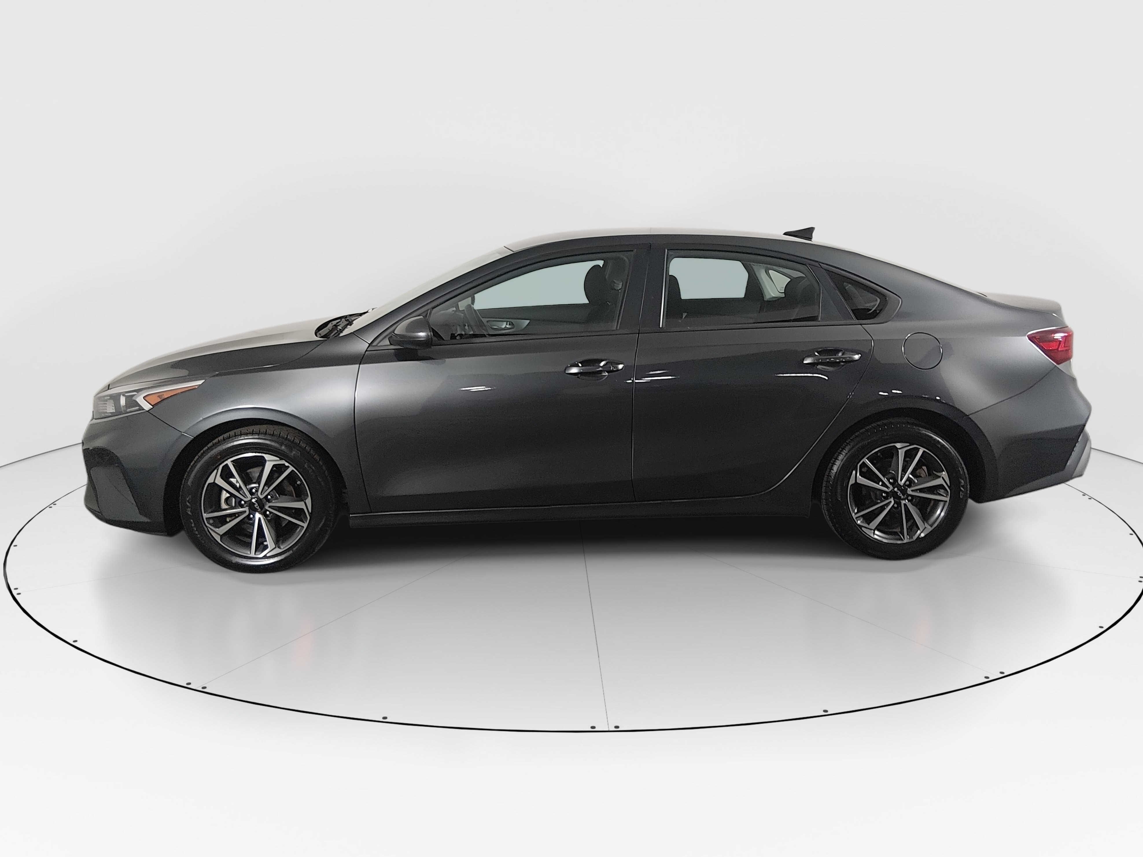 2024 Kia Forte LXS - Photo 4