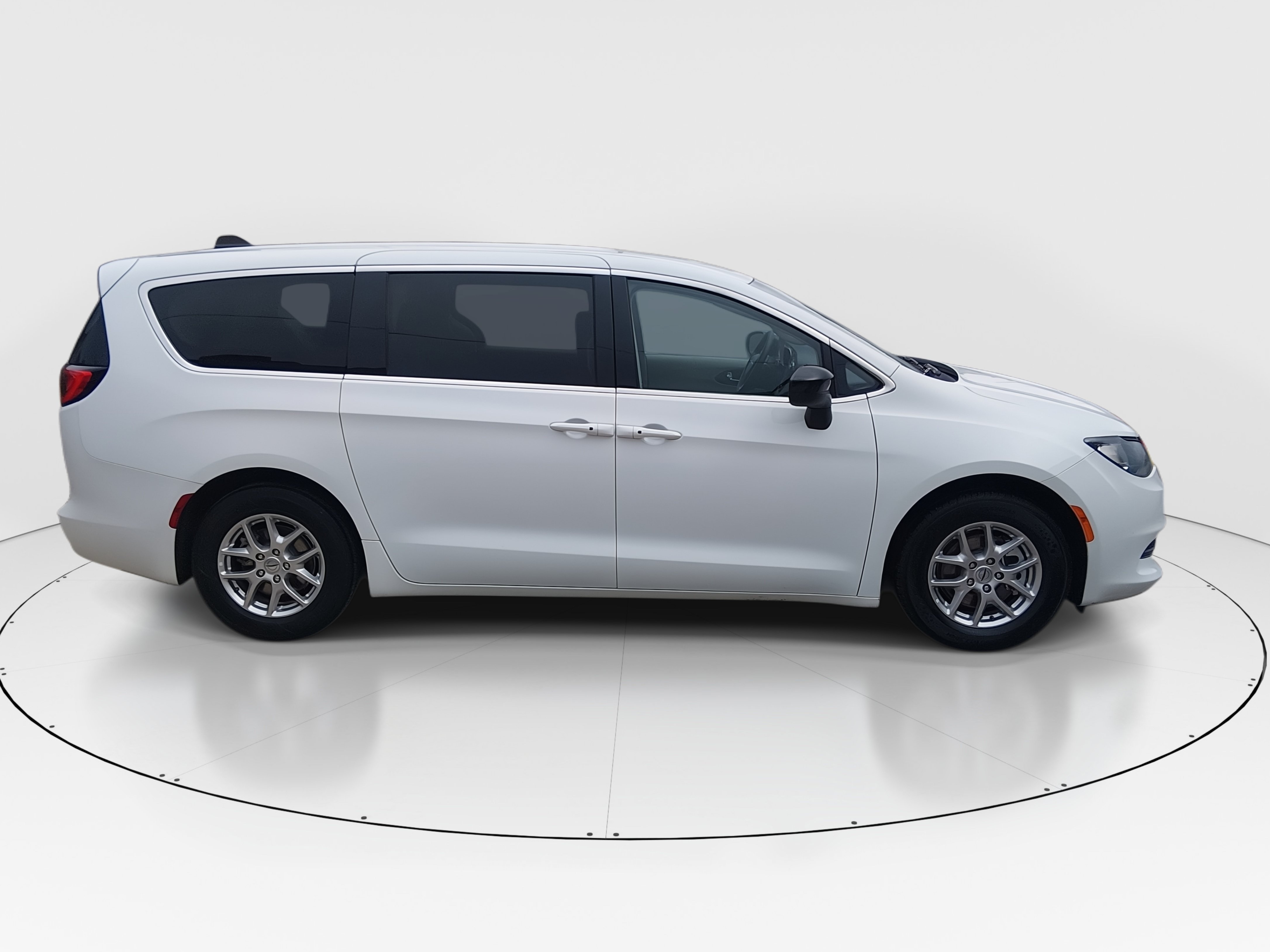 2024 Chrysler Voyager LX - Photo 8