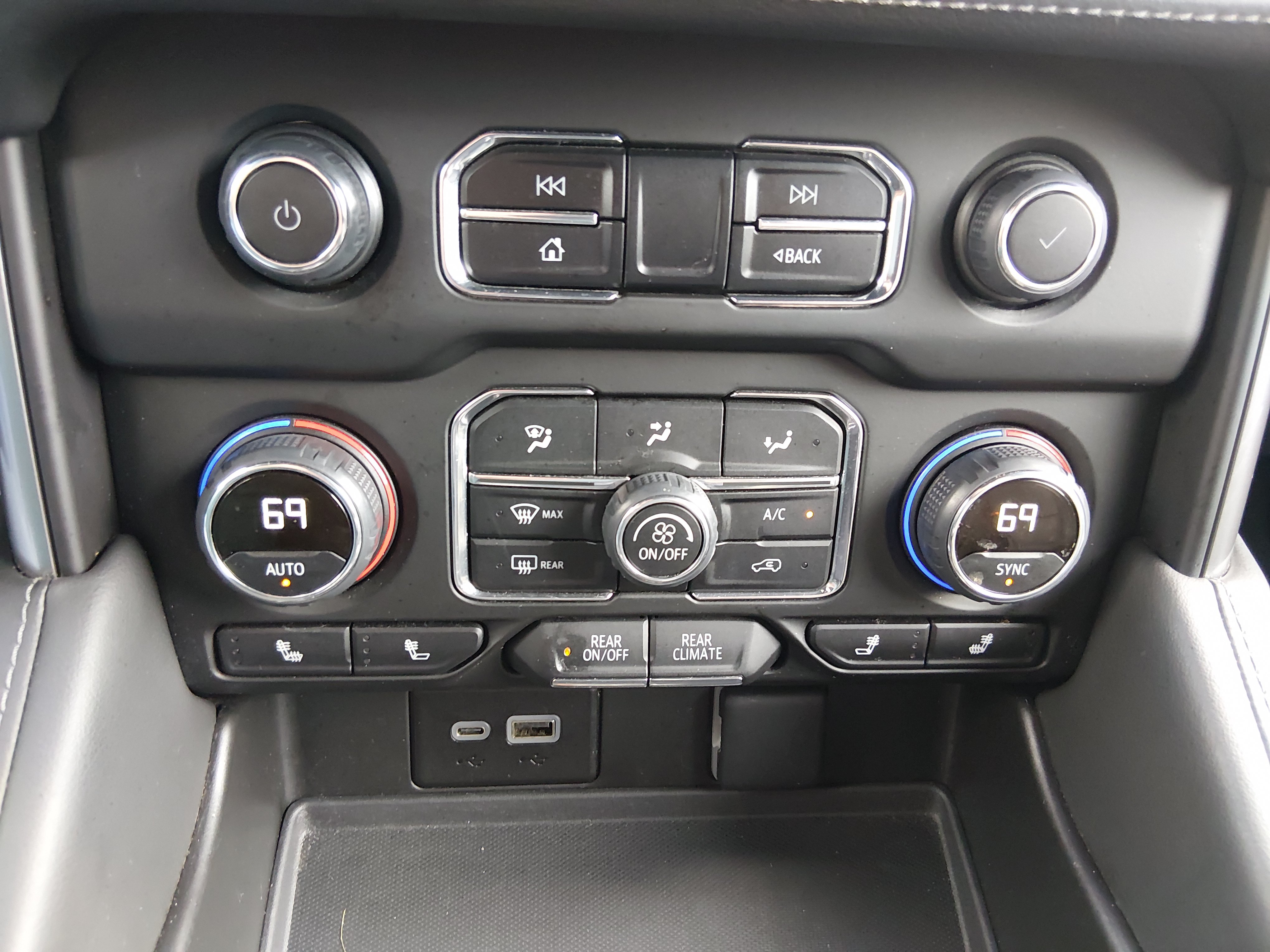 2024 Chevrolet Suburban LT - Photo 20