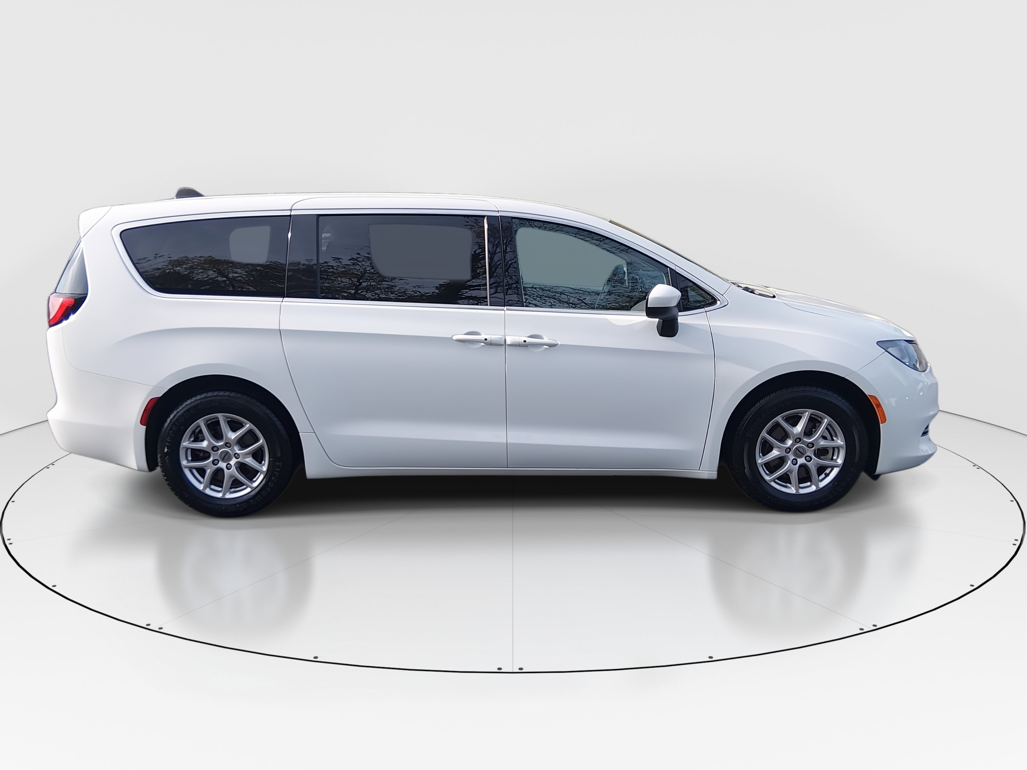 2023 Chrysler Voyager LX - Photo 8