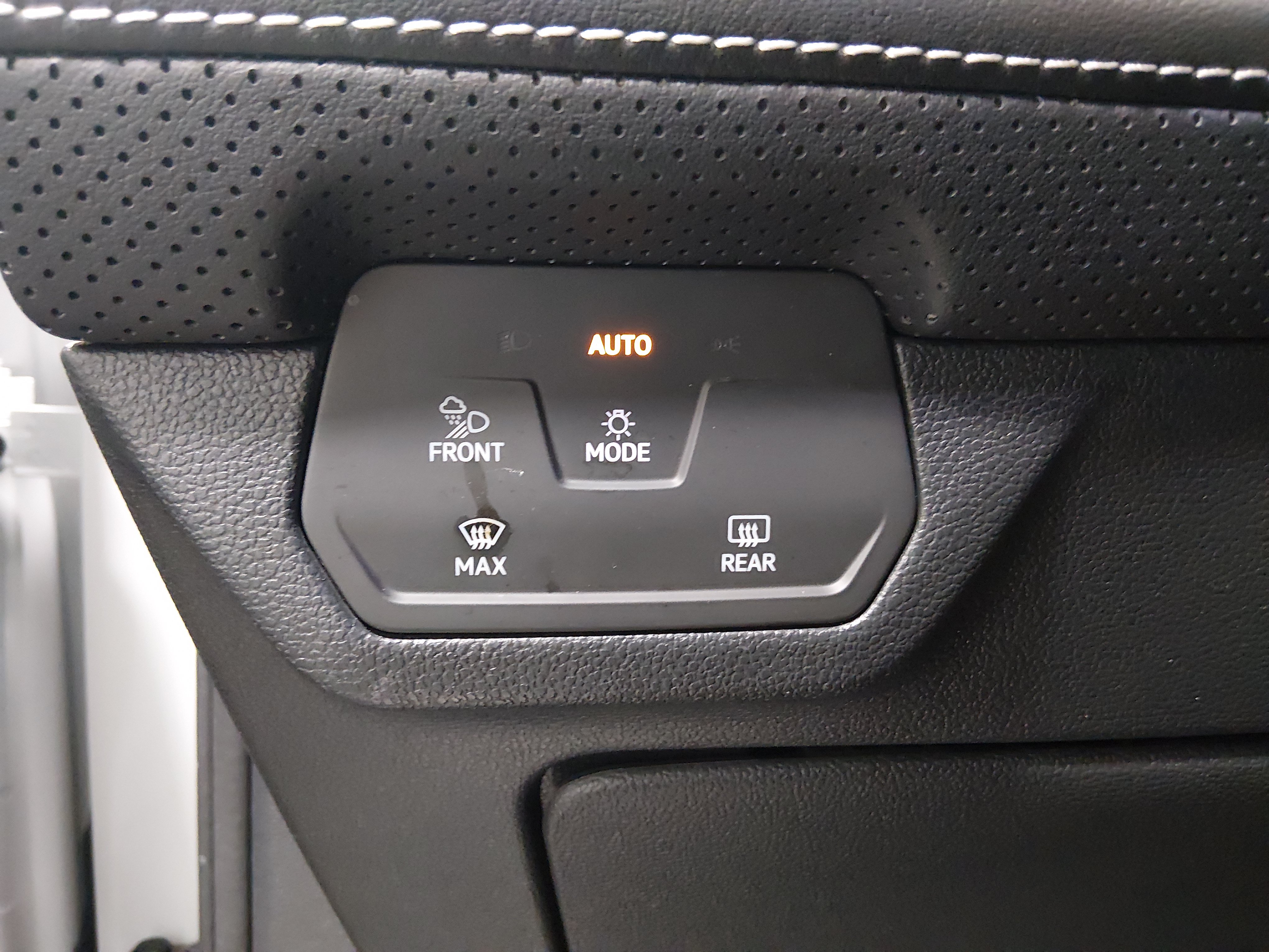 2024 Volkswagen Atlas Cross Sport SE w/Tech - Photo 13