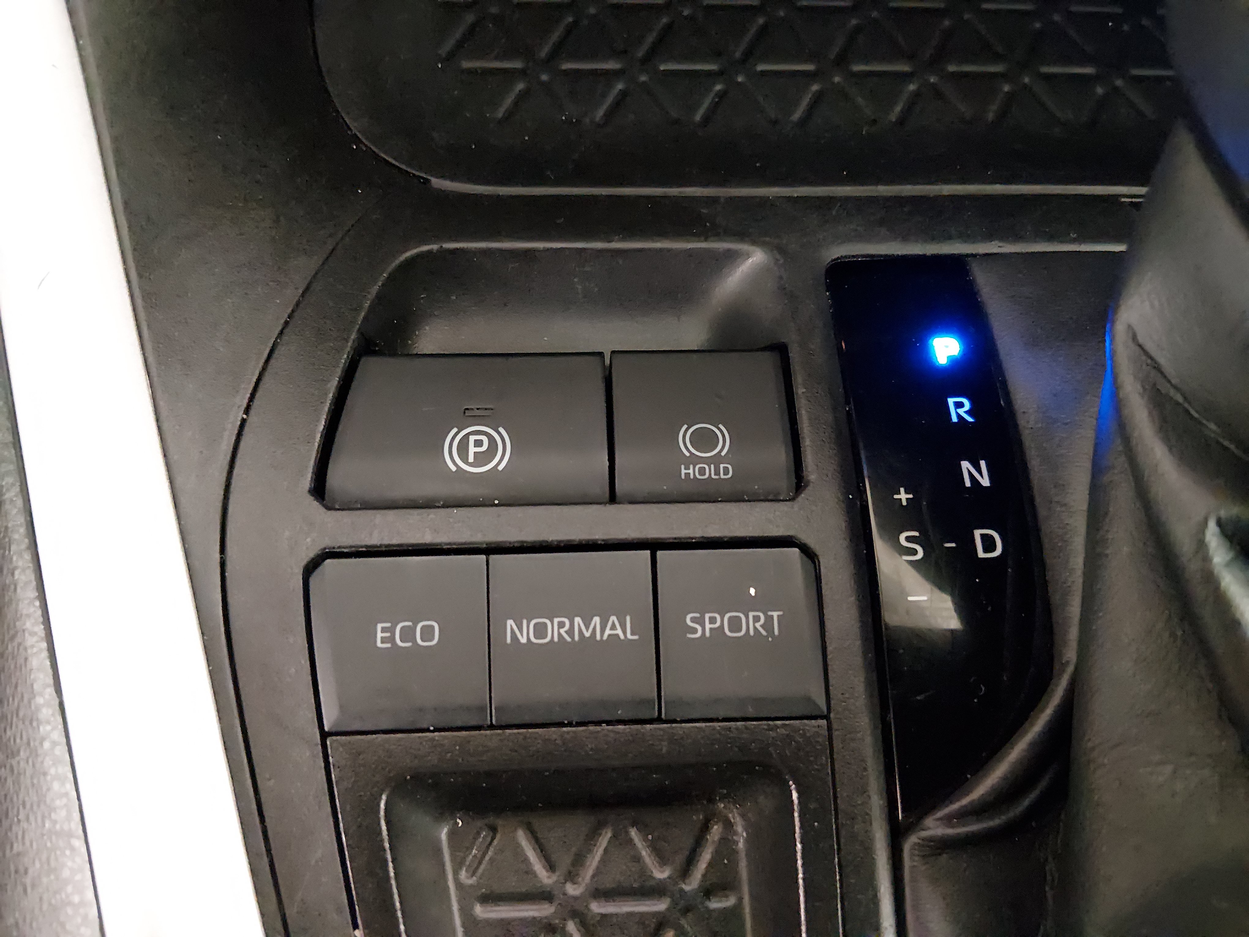2024 Toyota RAV4 XLE - Photo 17