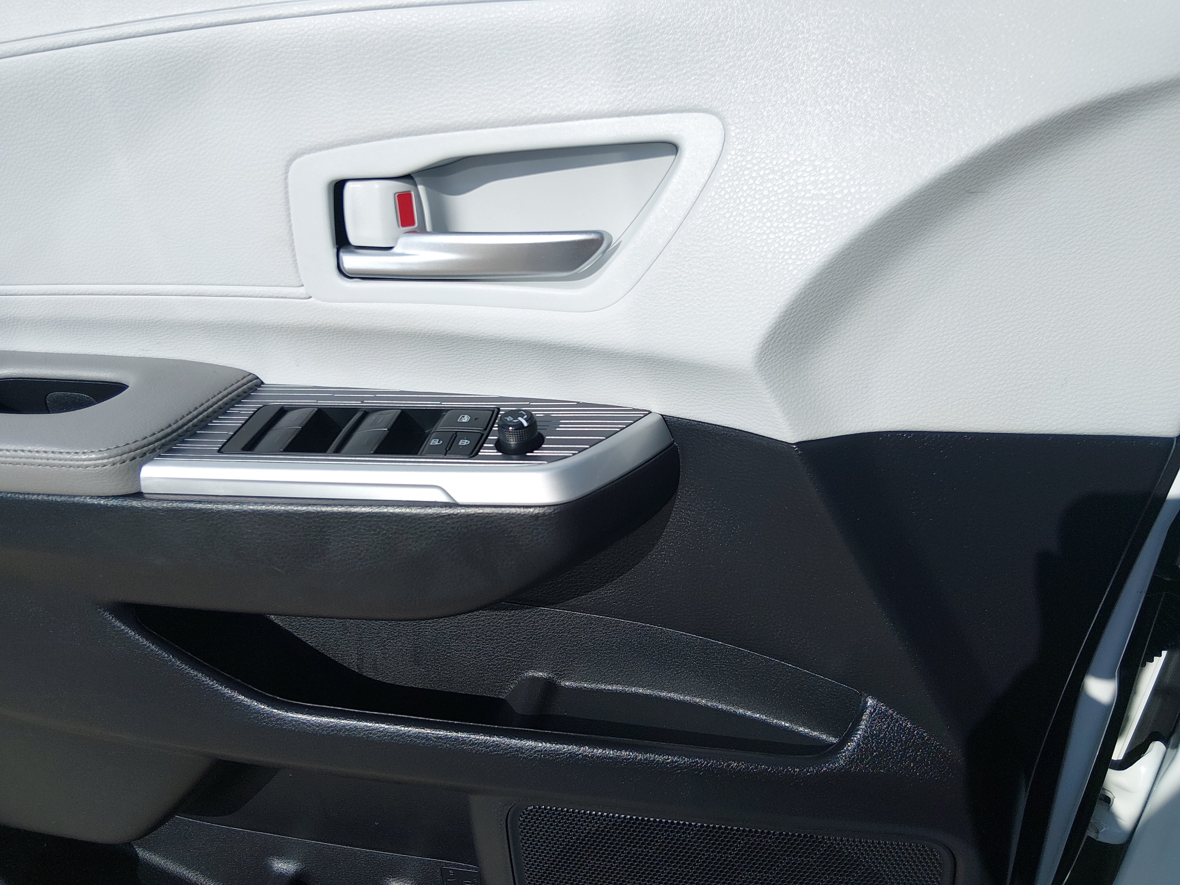 2025 Toyota Sienna XLE - Photo 19