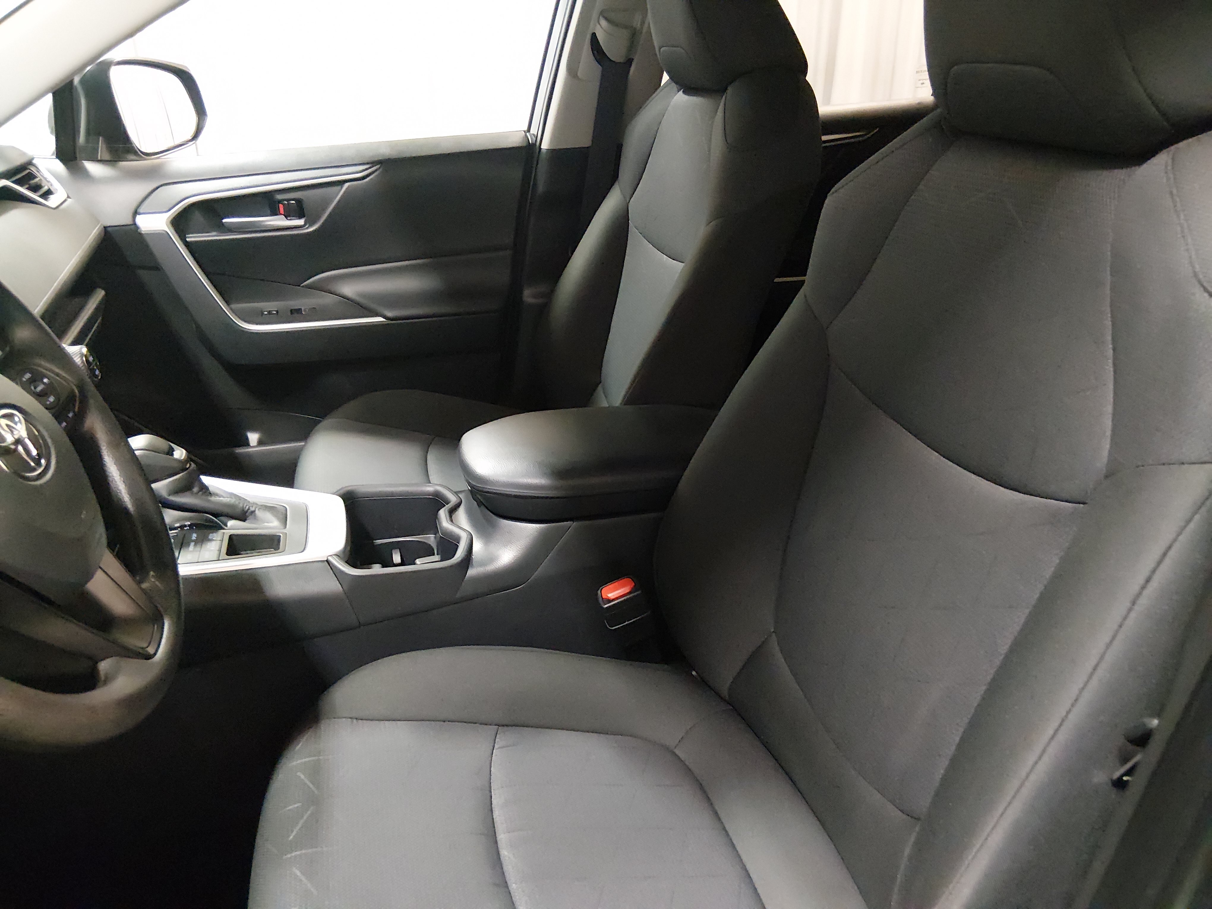 2025 Toyota RAV4 XLE - Photo 24