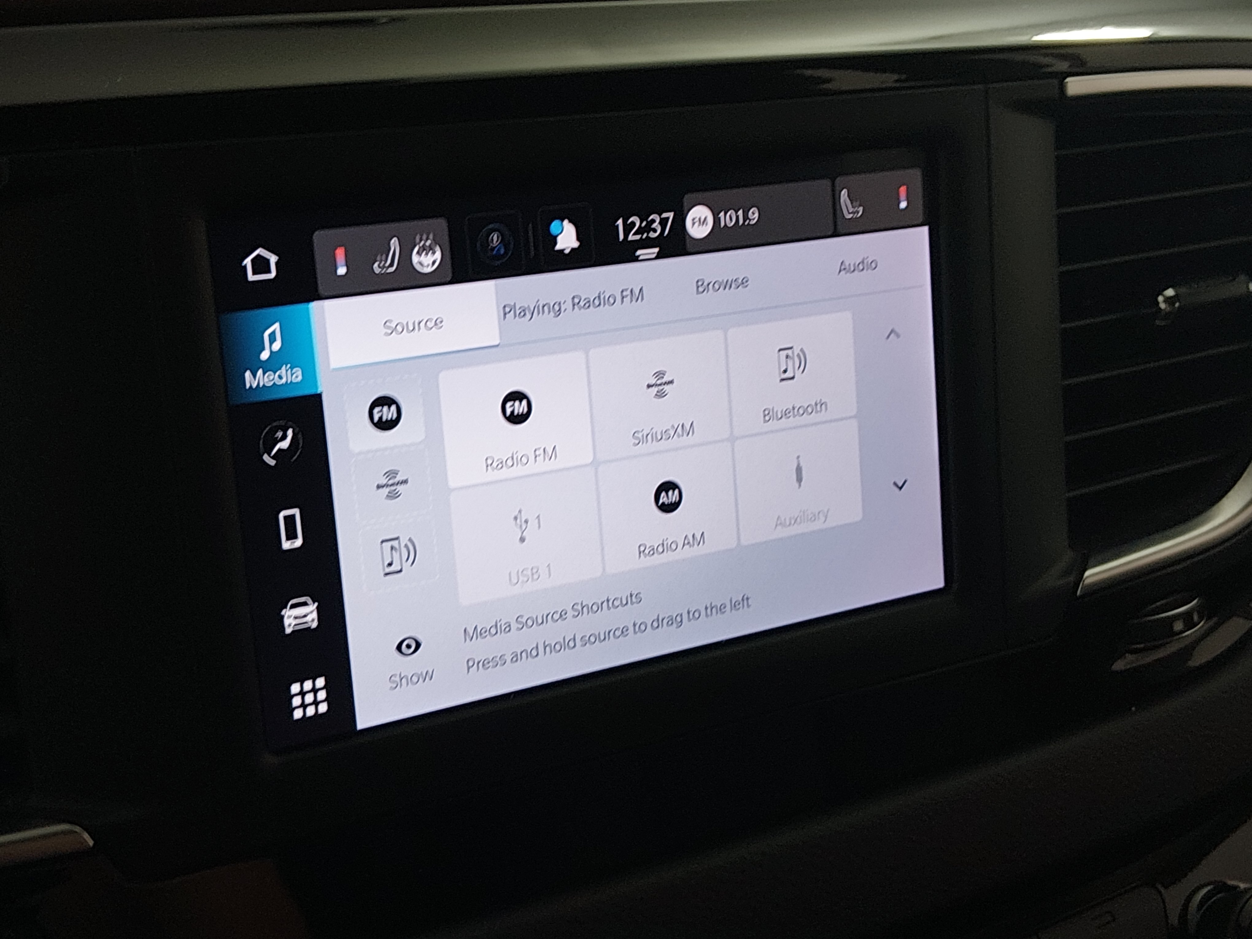 2023 Chrysler Voyager LX - Photo 19