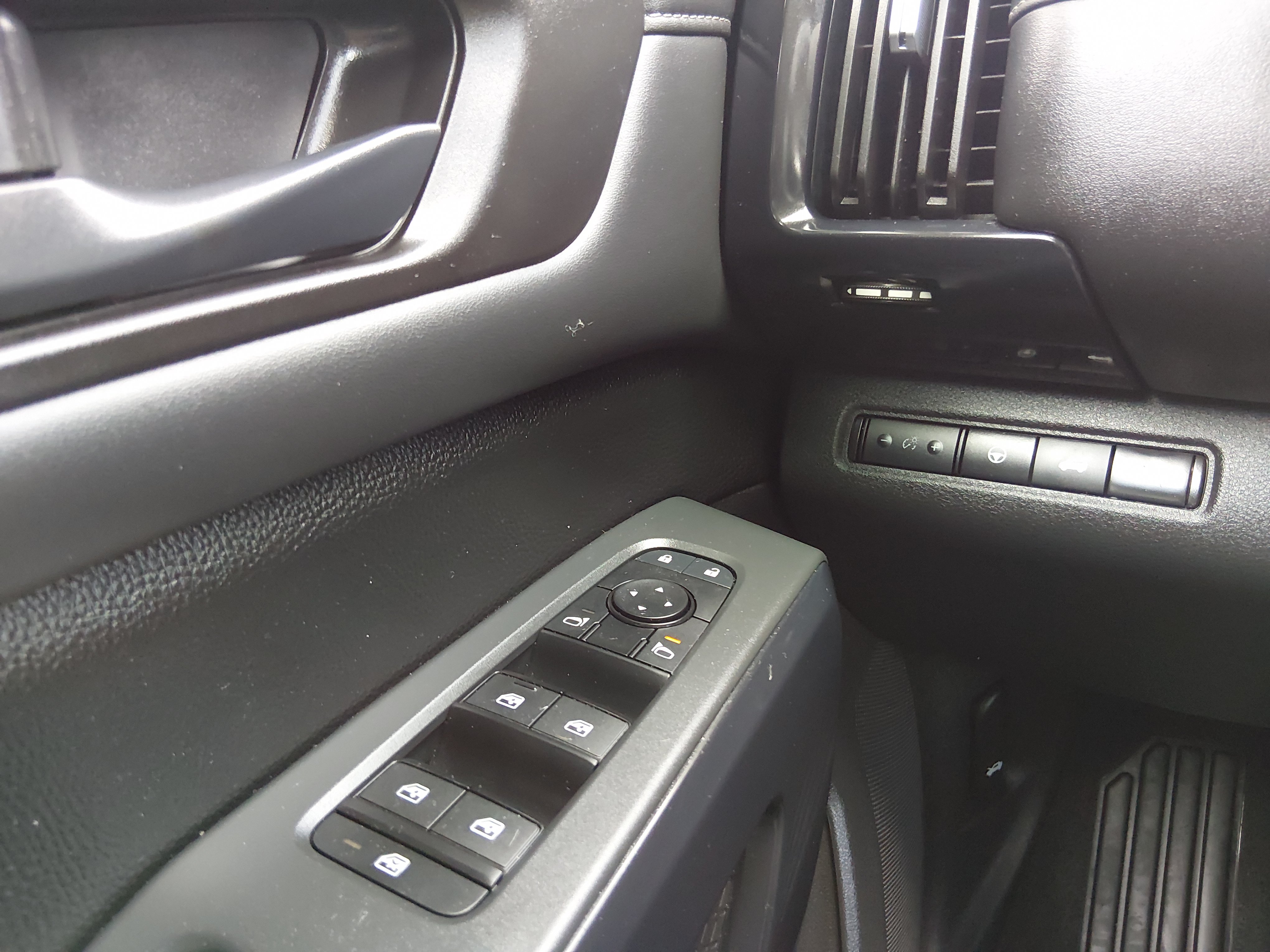 2025 Nissan Pathfinder SV - Photo 13
