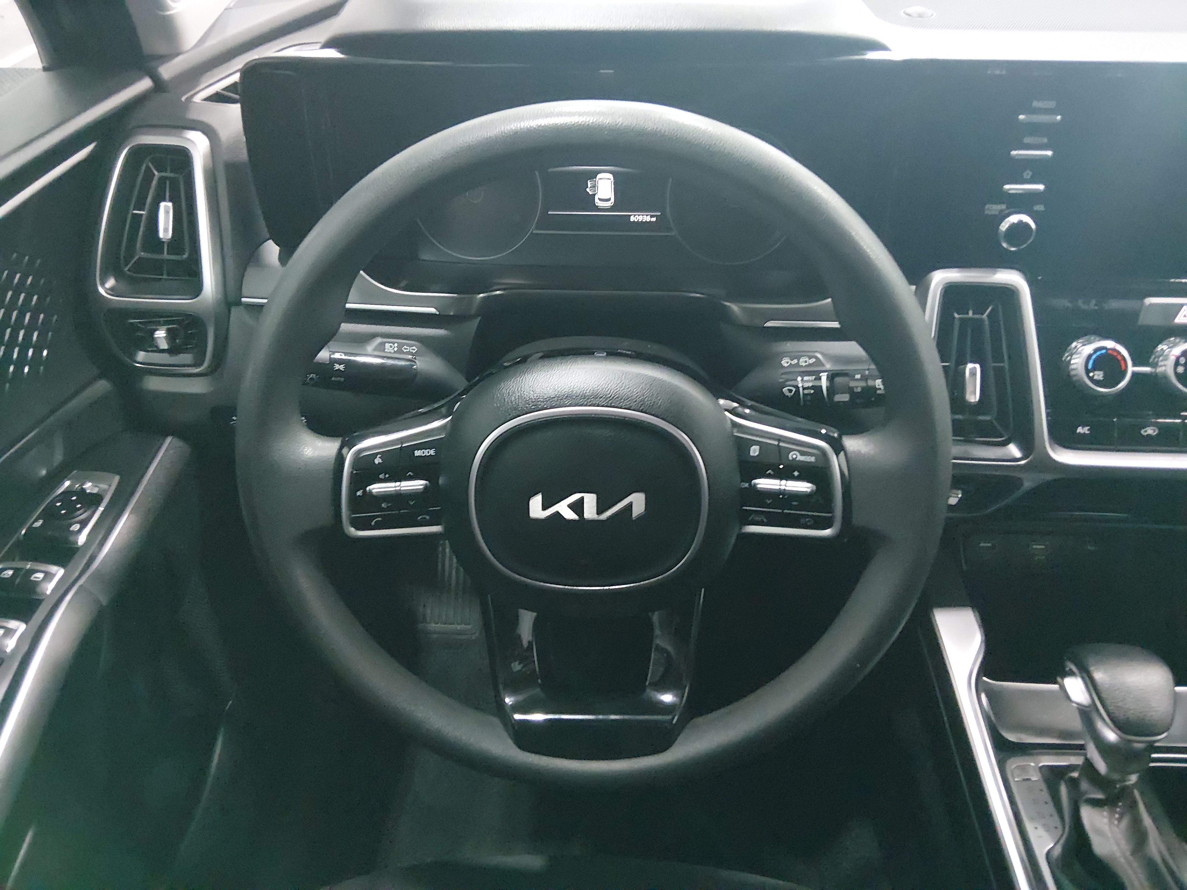 2023 Kia Sorento LX - Photo 12