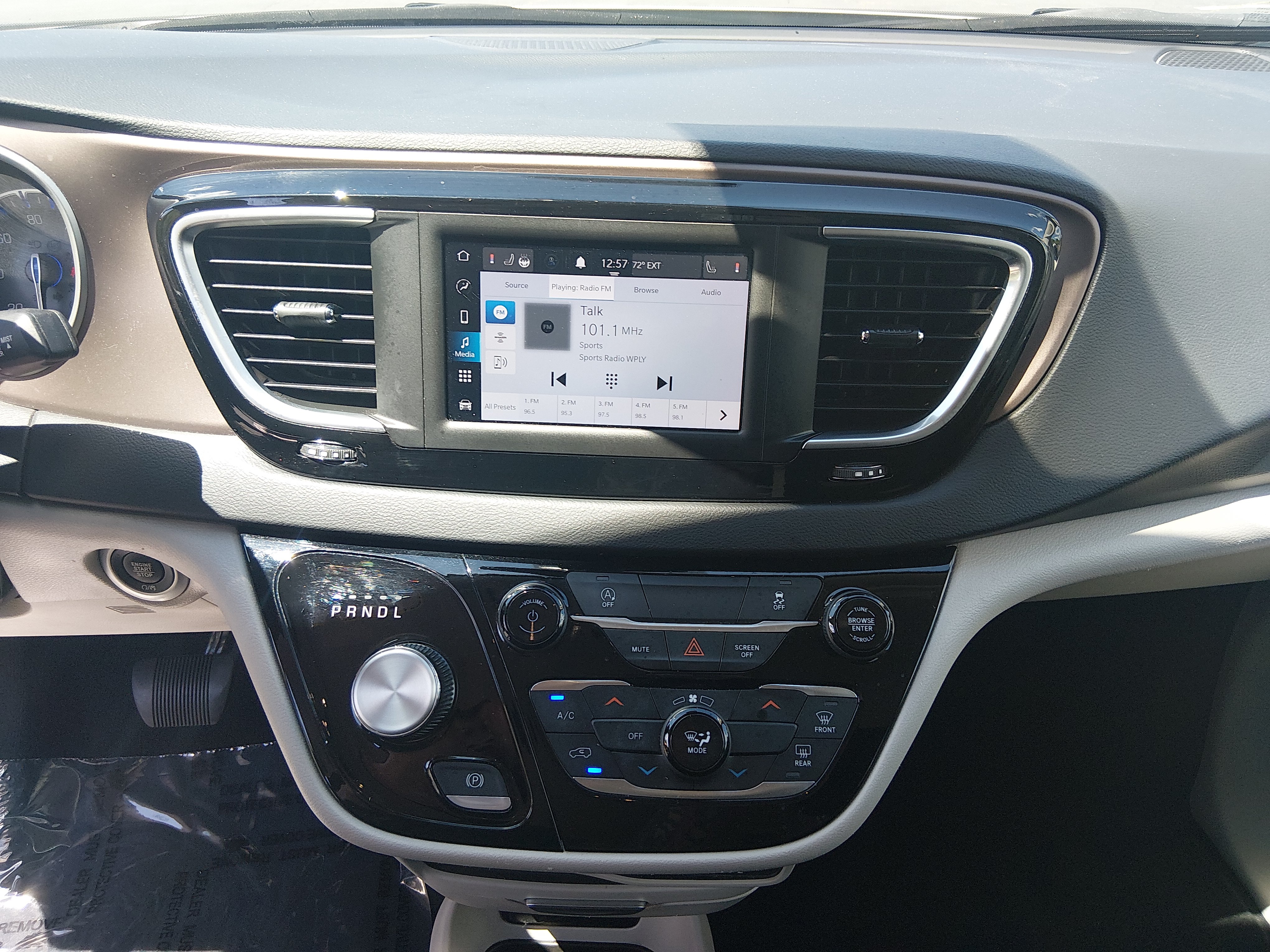 2023 Chrysler Voyager LX - Photo 19