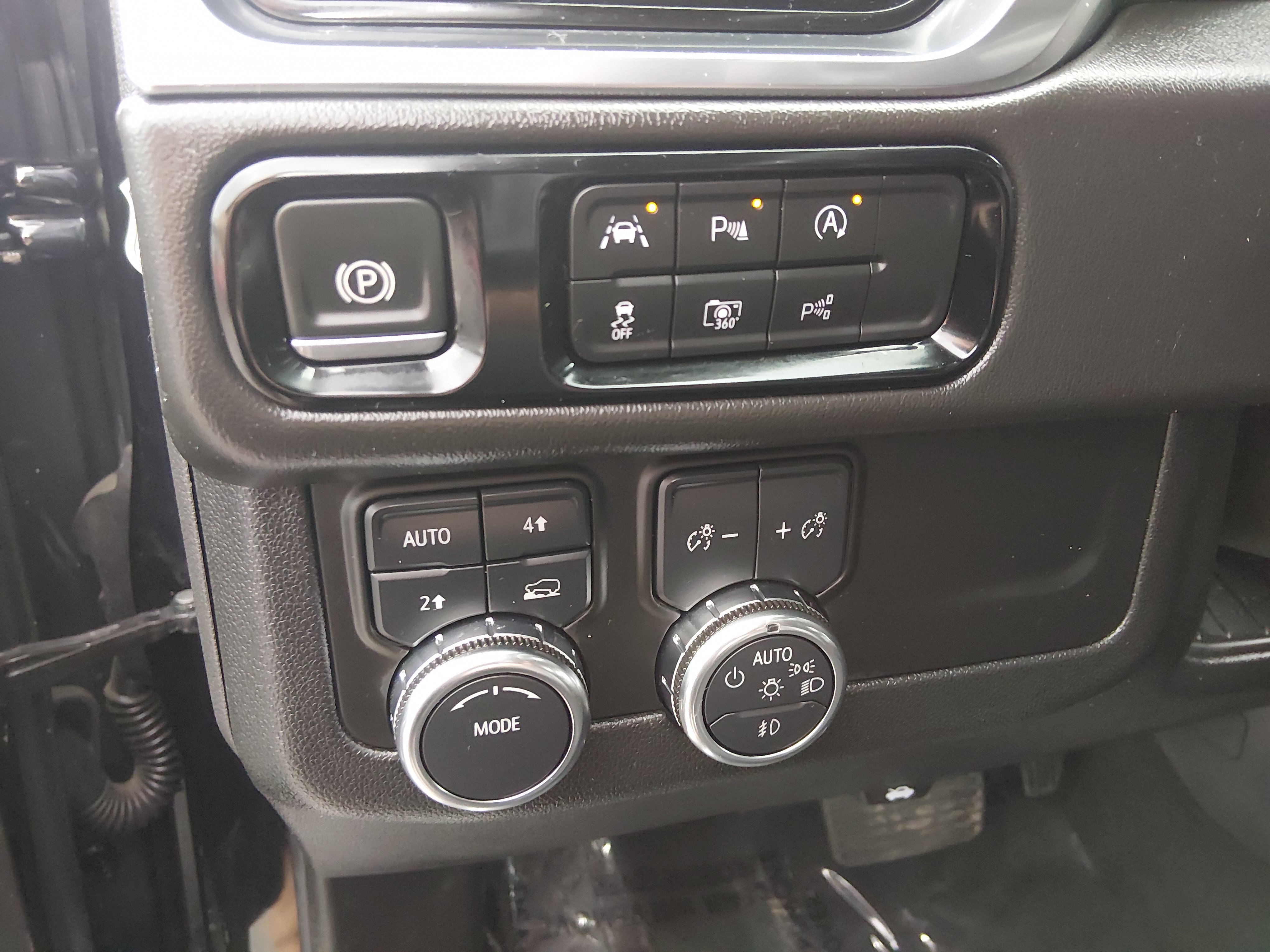 2025 GMC Yukon Denali - Photo 13