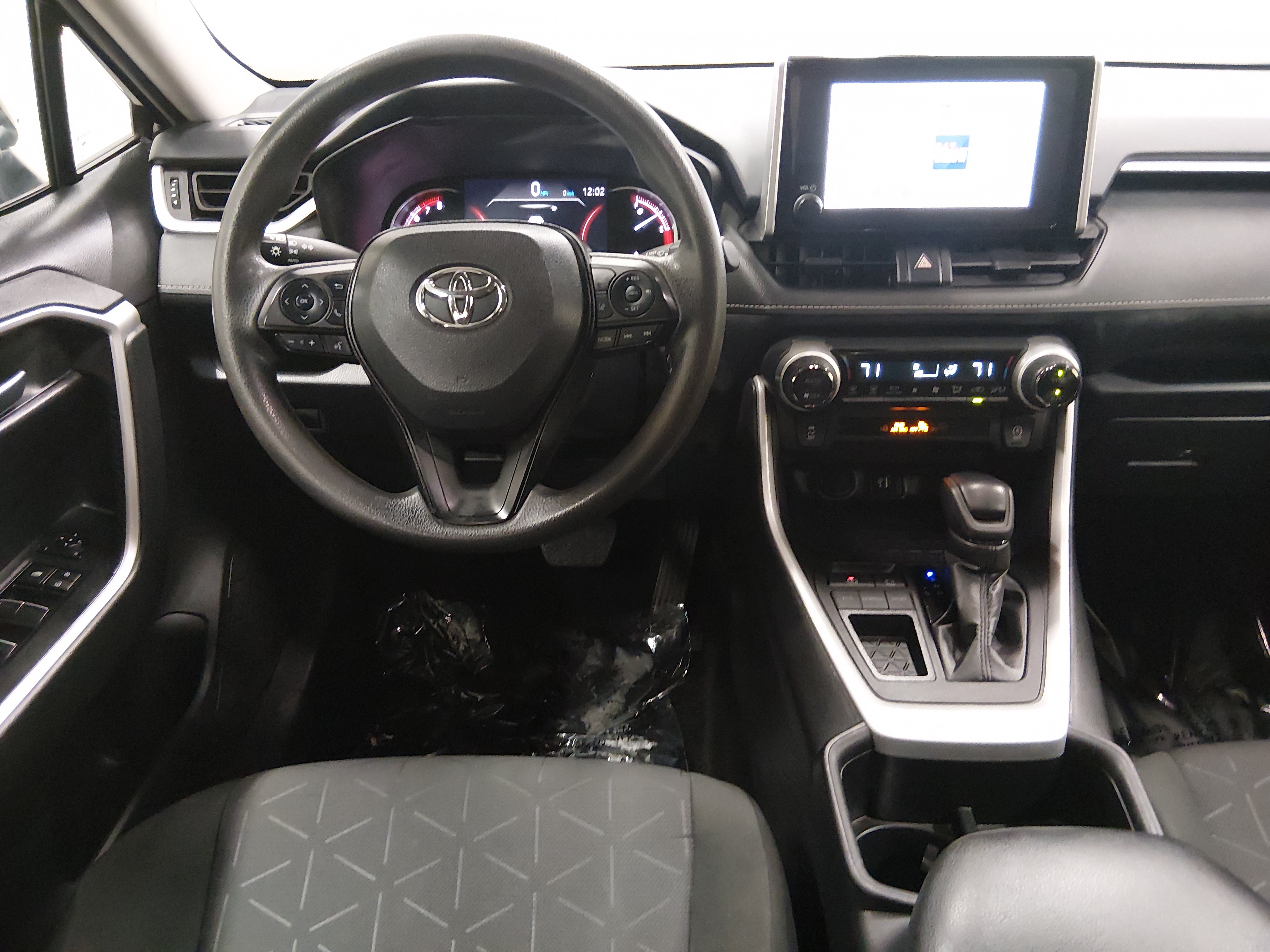 2024 Toyota RAV4 XLE - Photo 12