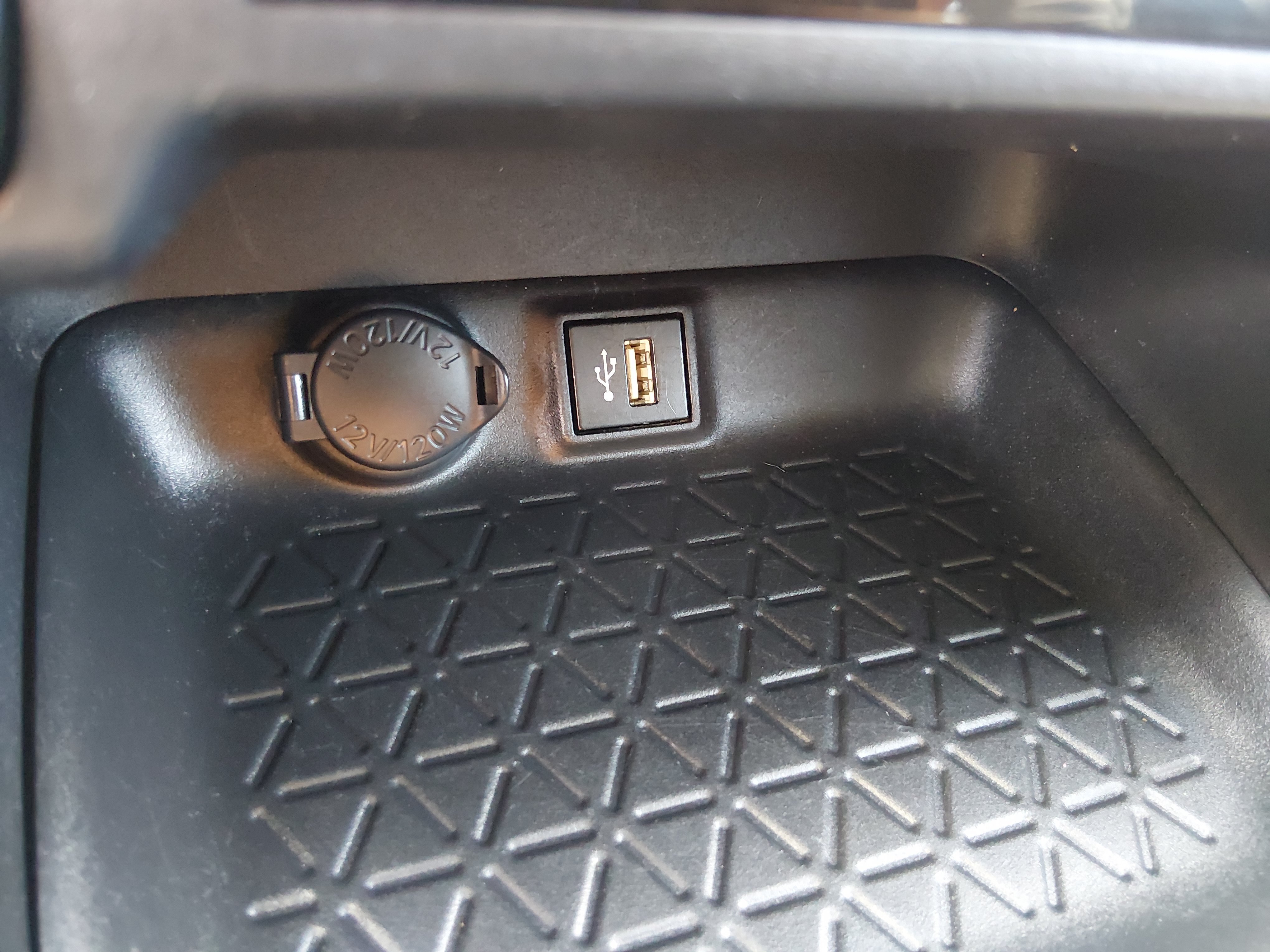 2024 Toyota RAV4 XLE - Photo 18