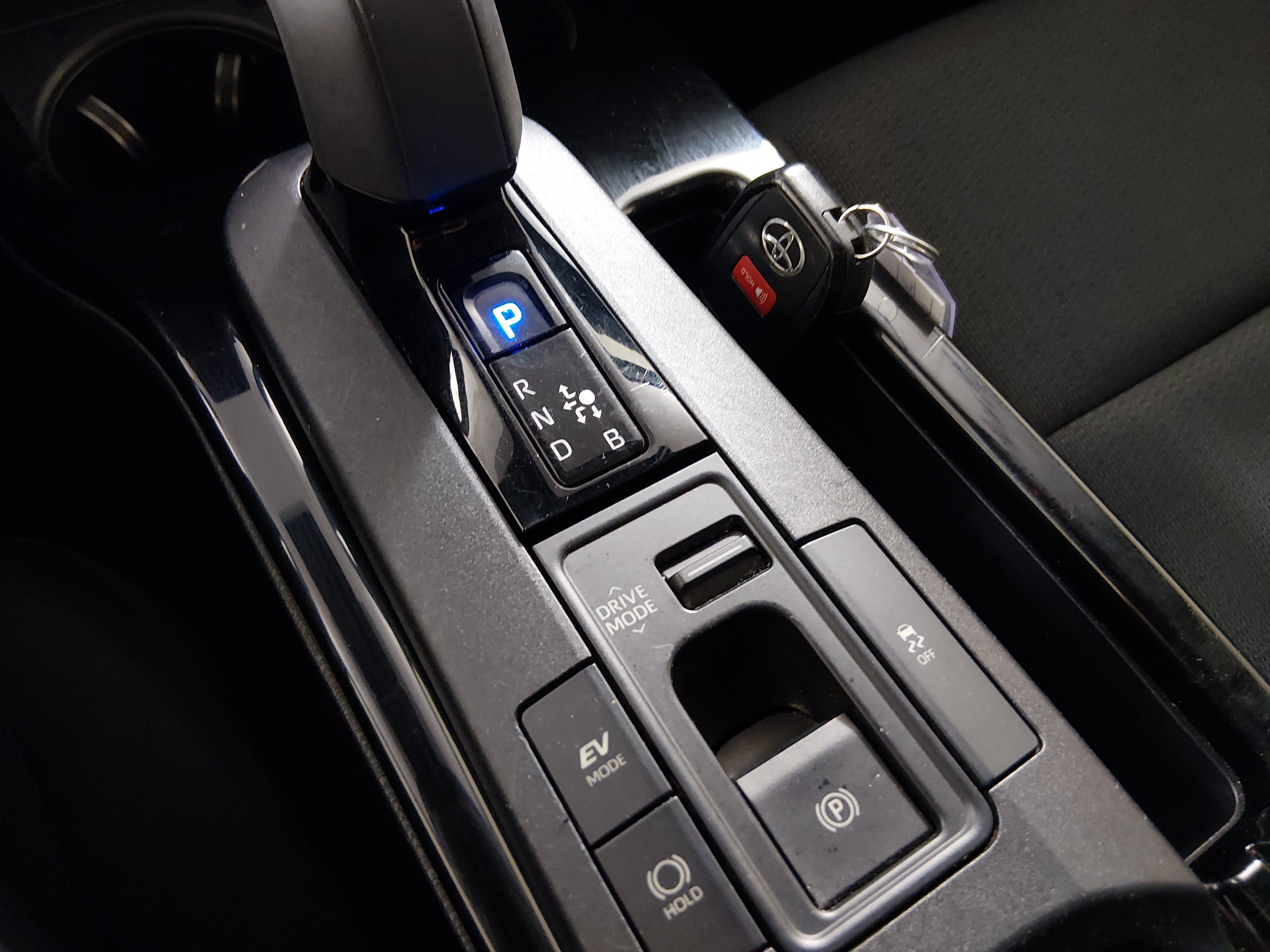 2024 Toyota Prius LE - Photo 16