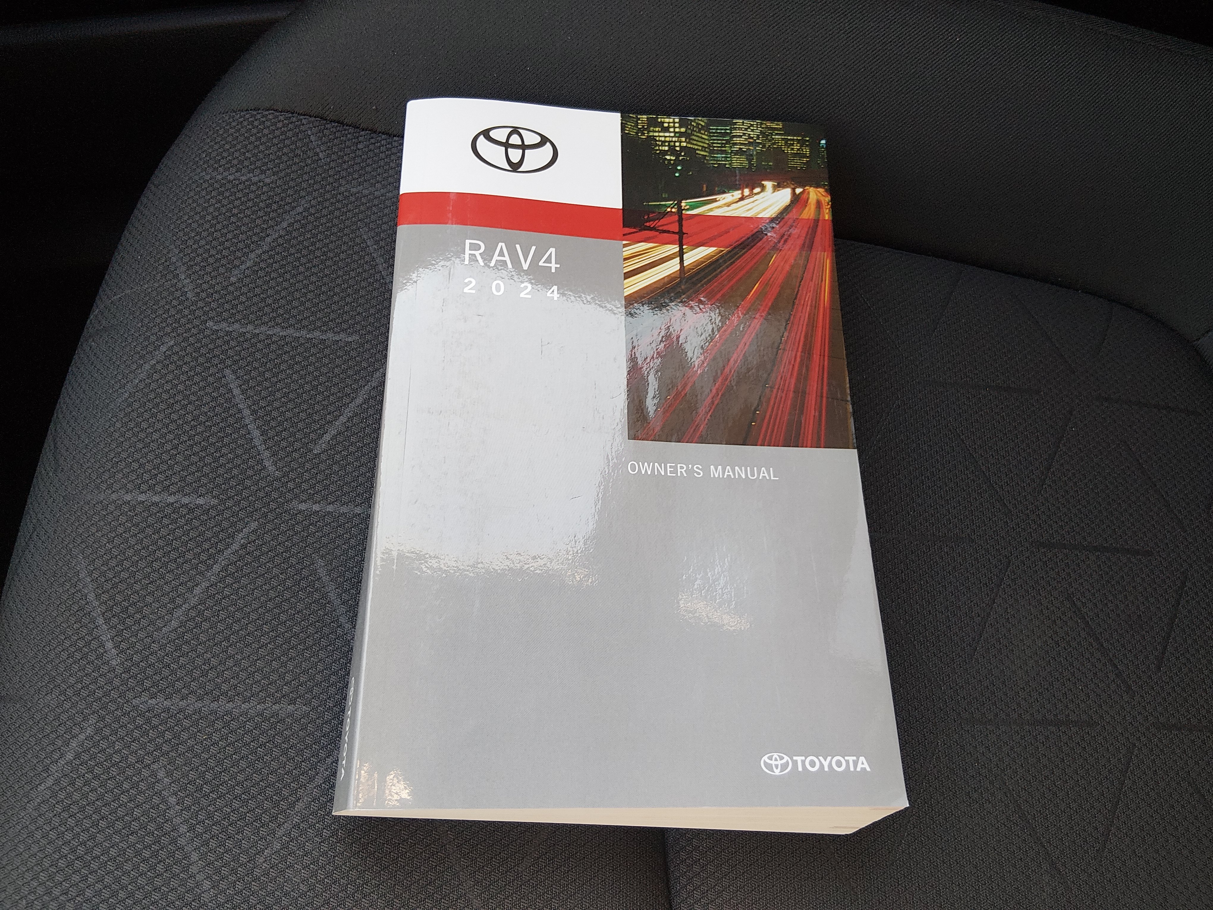 2024 Toyota RAV4 XLE - Photo 16