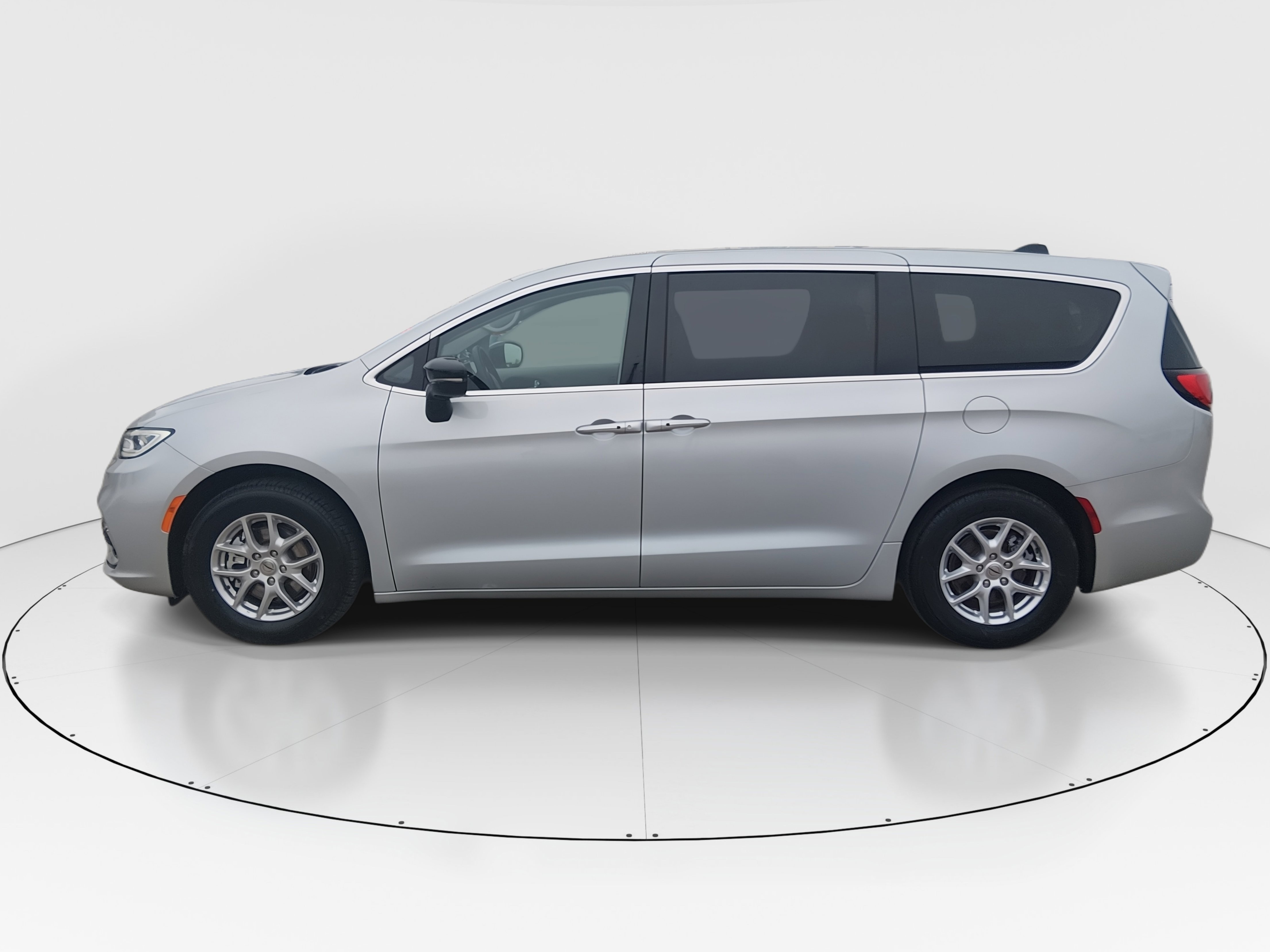 2024 Chrysler Pacifica Touring L - Photo 4
