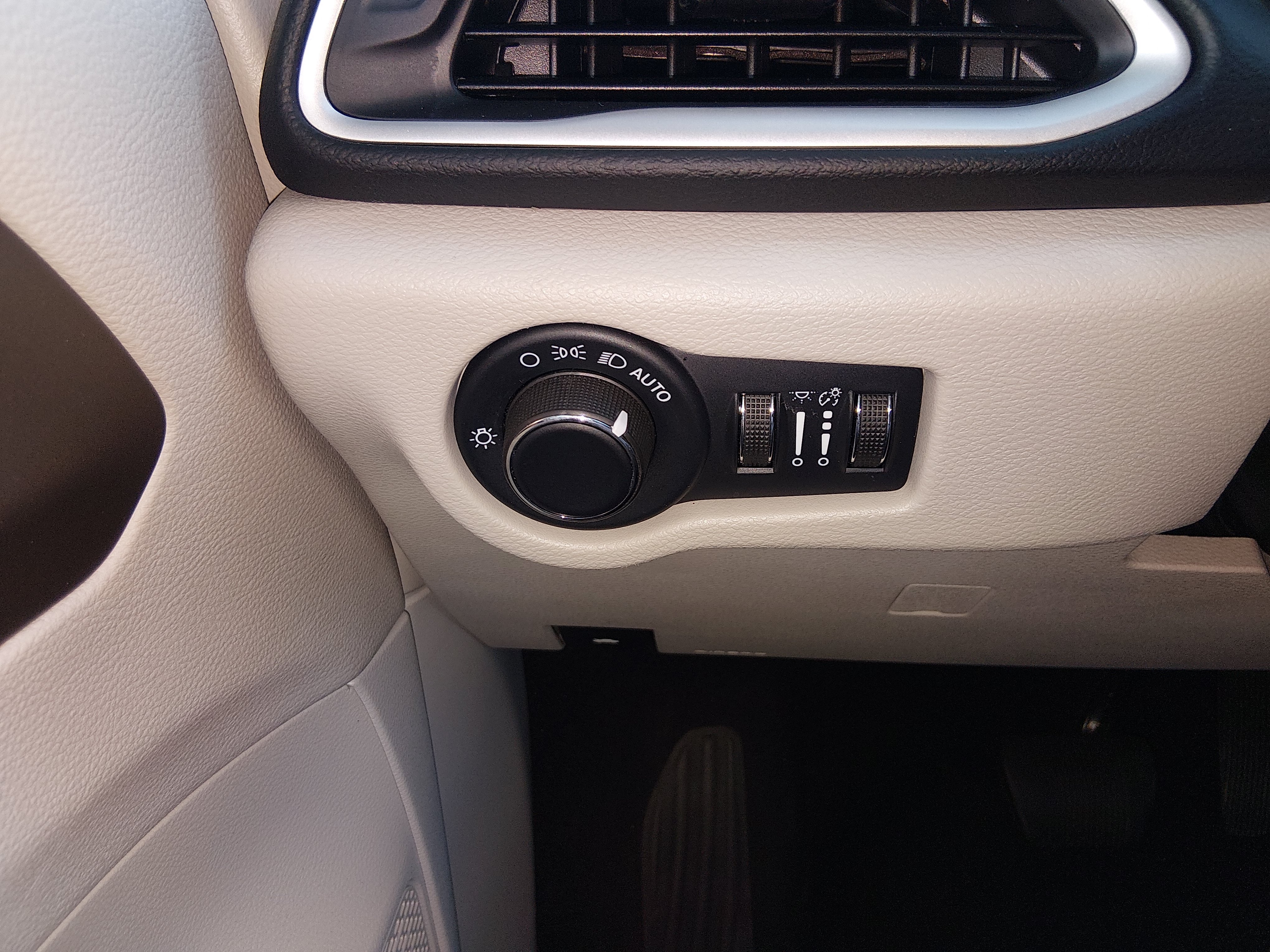 2023 Chrysler Voyager LX - Photo 13