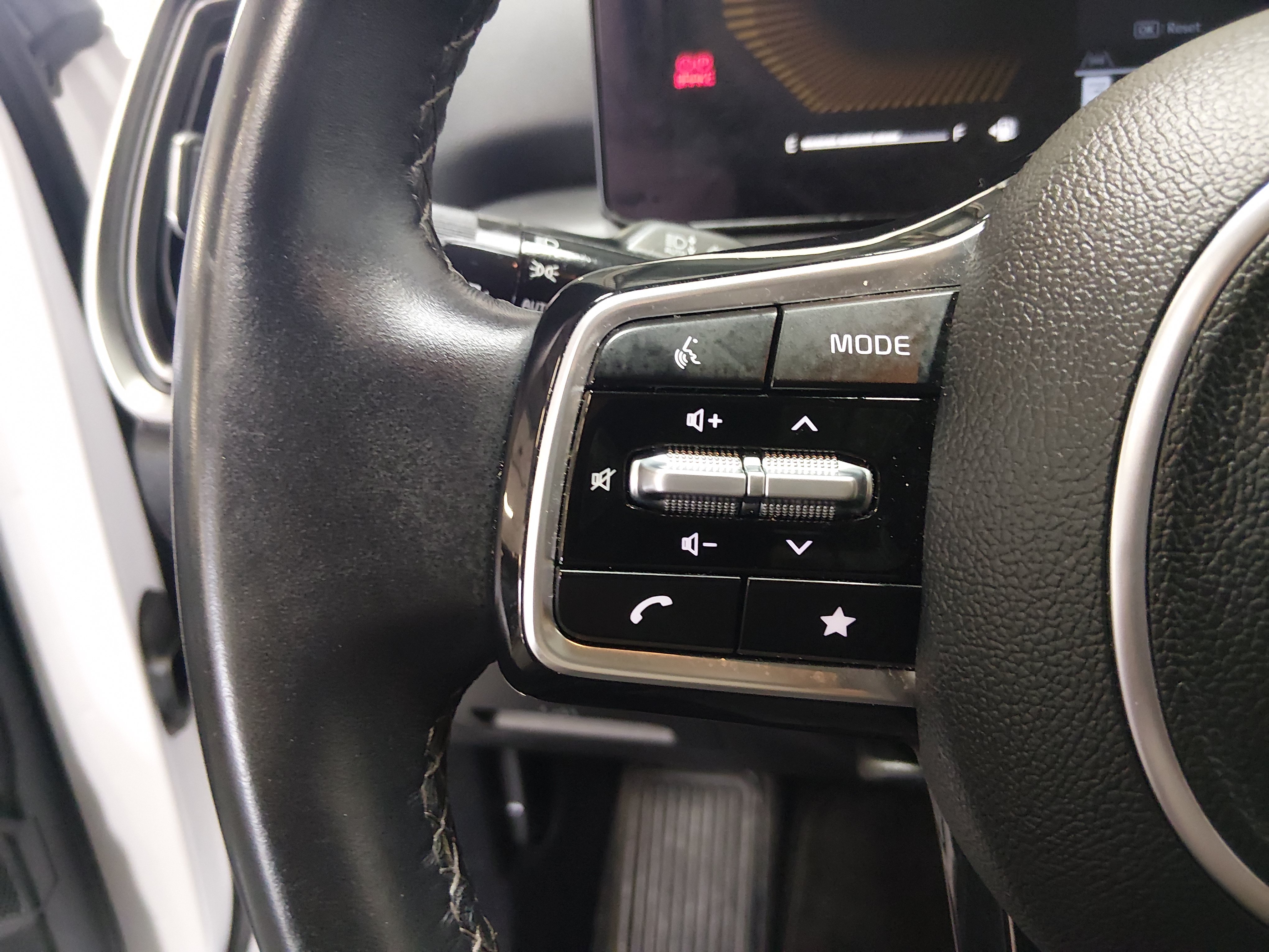 2024 Kia Sorento S - Photo 12