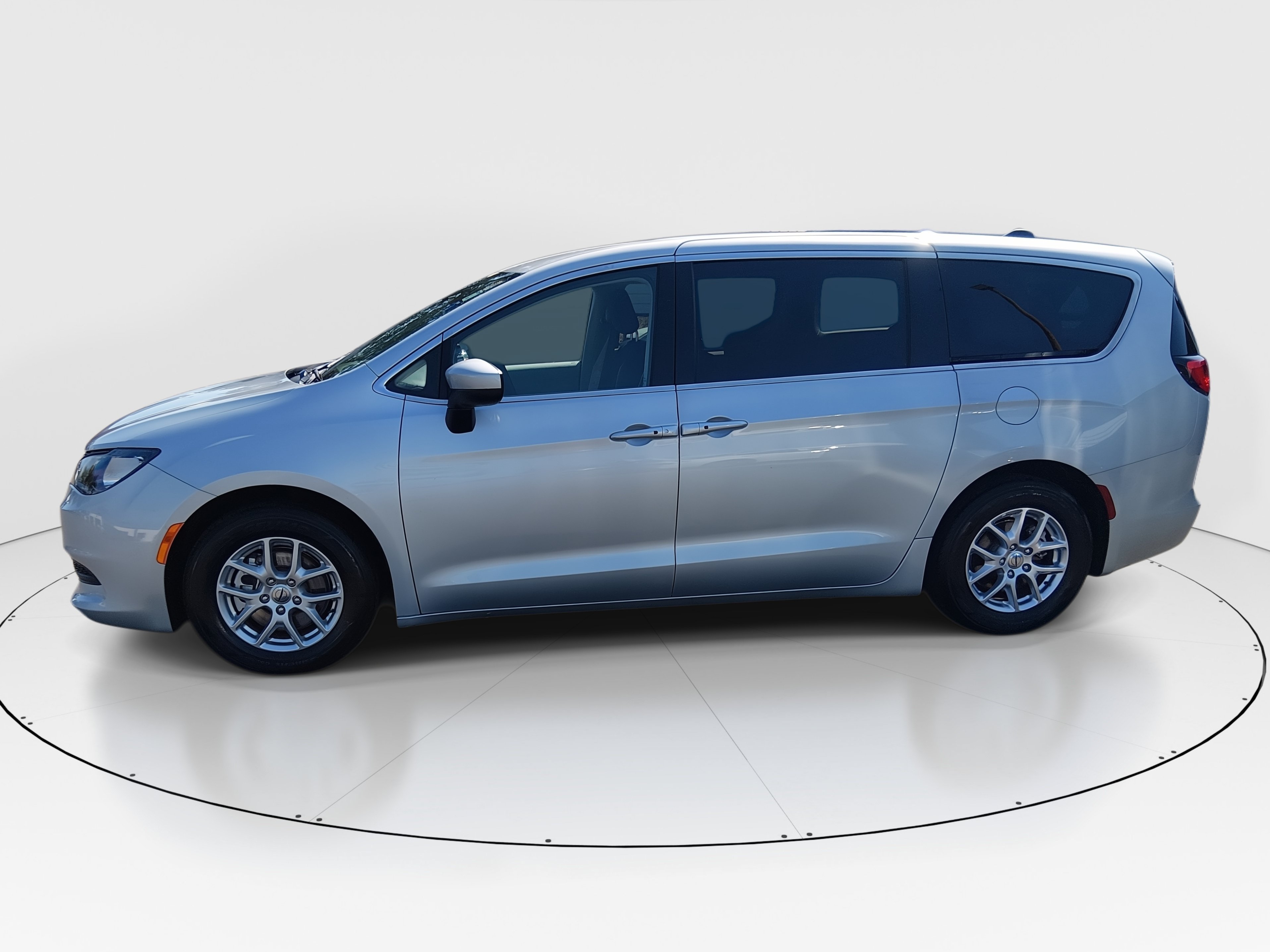 2023 Chrysler Voyager LX - Photo 8