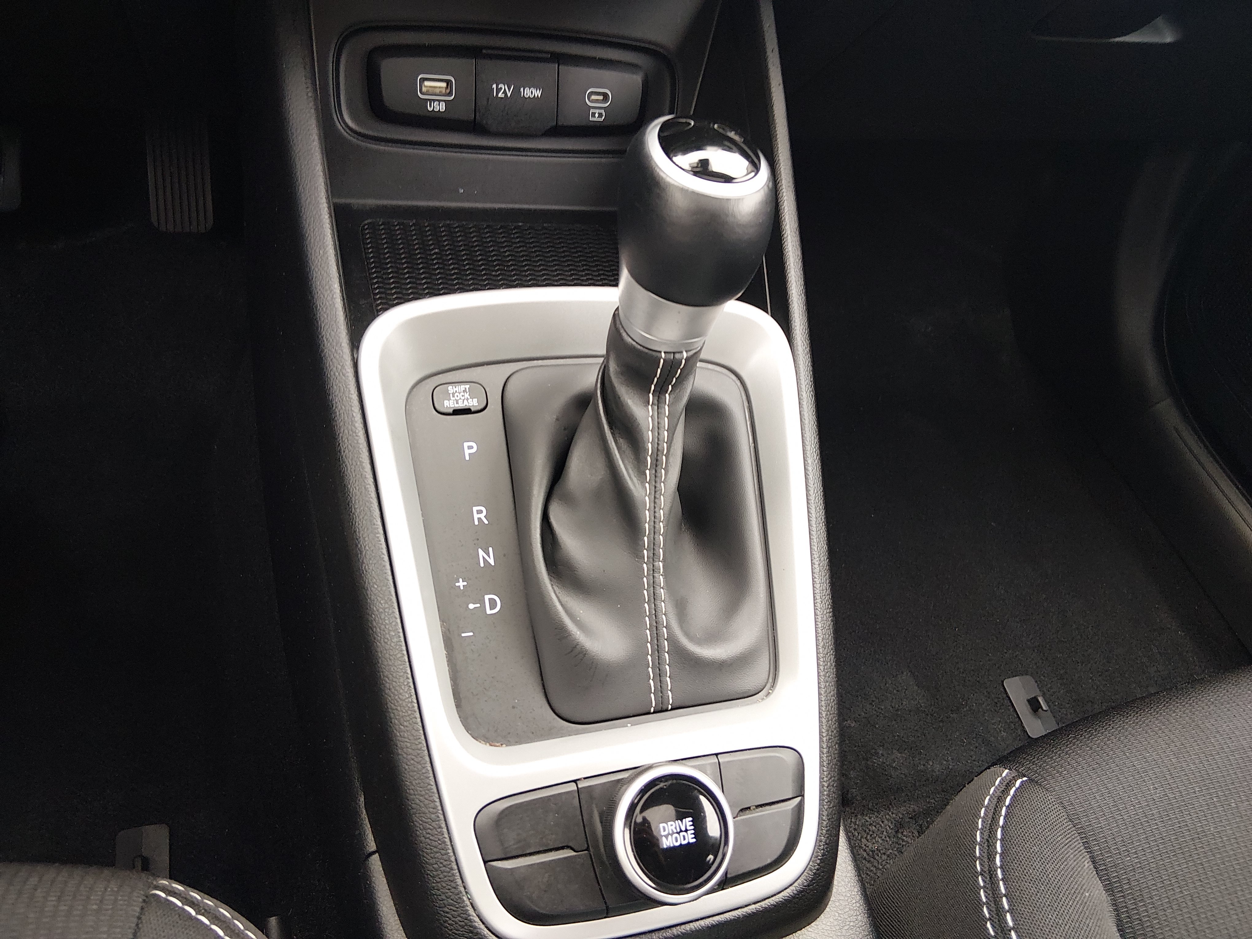 2025 Hyundai Venue SEL - Photo 13