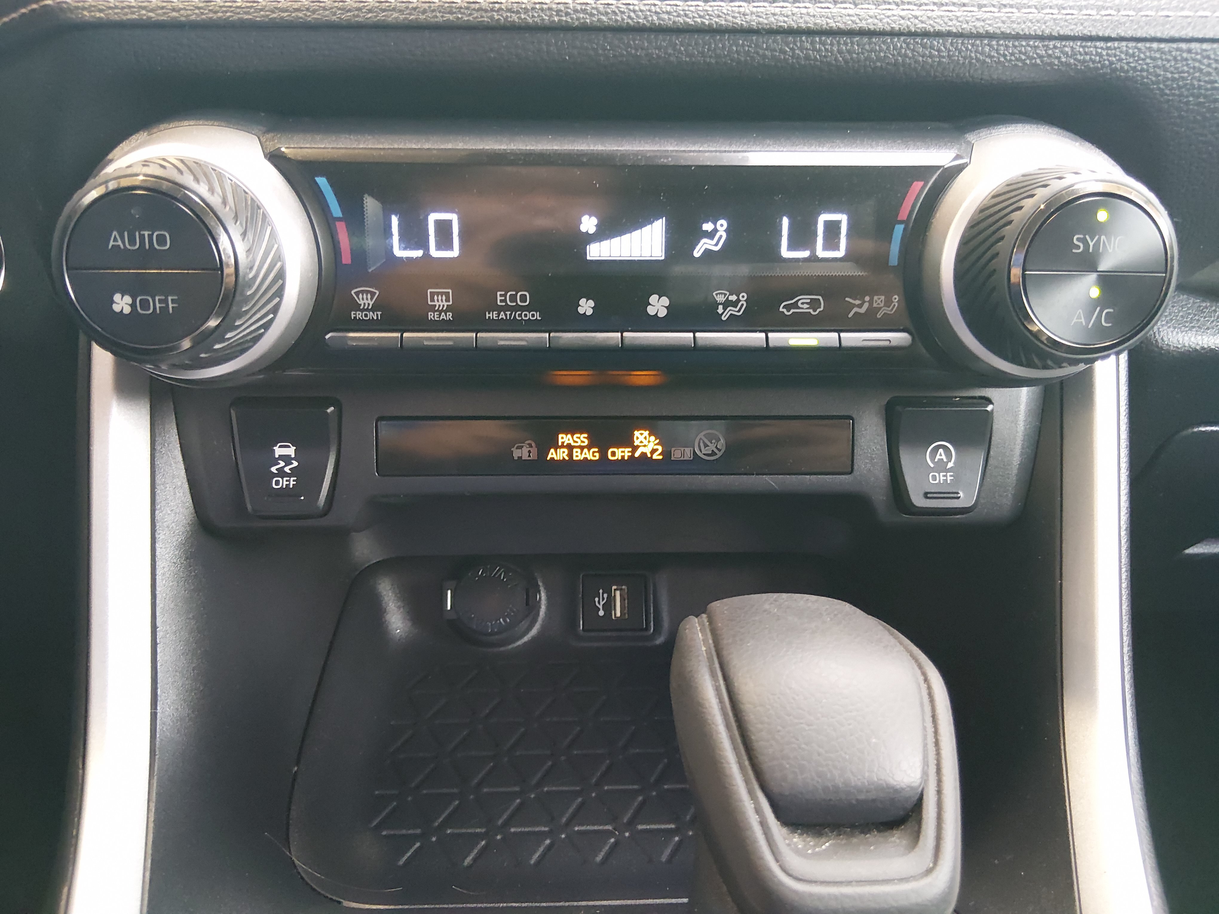2024 Toyota RAV4 XLE - Photo 18