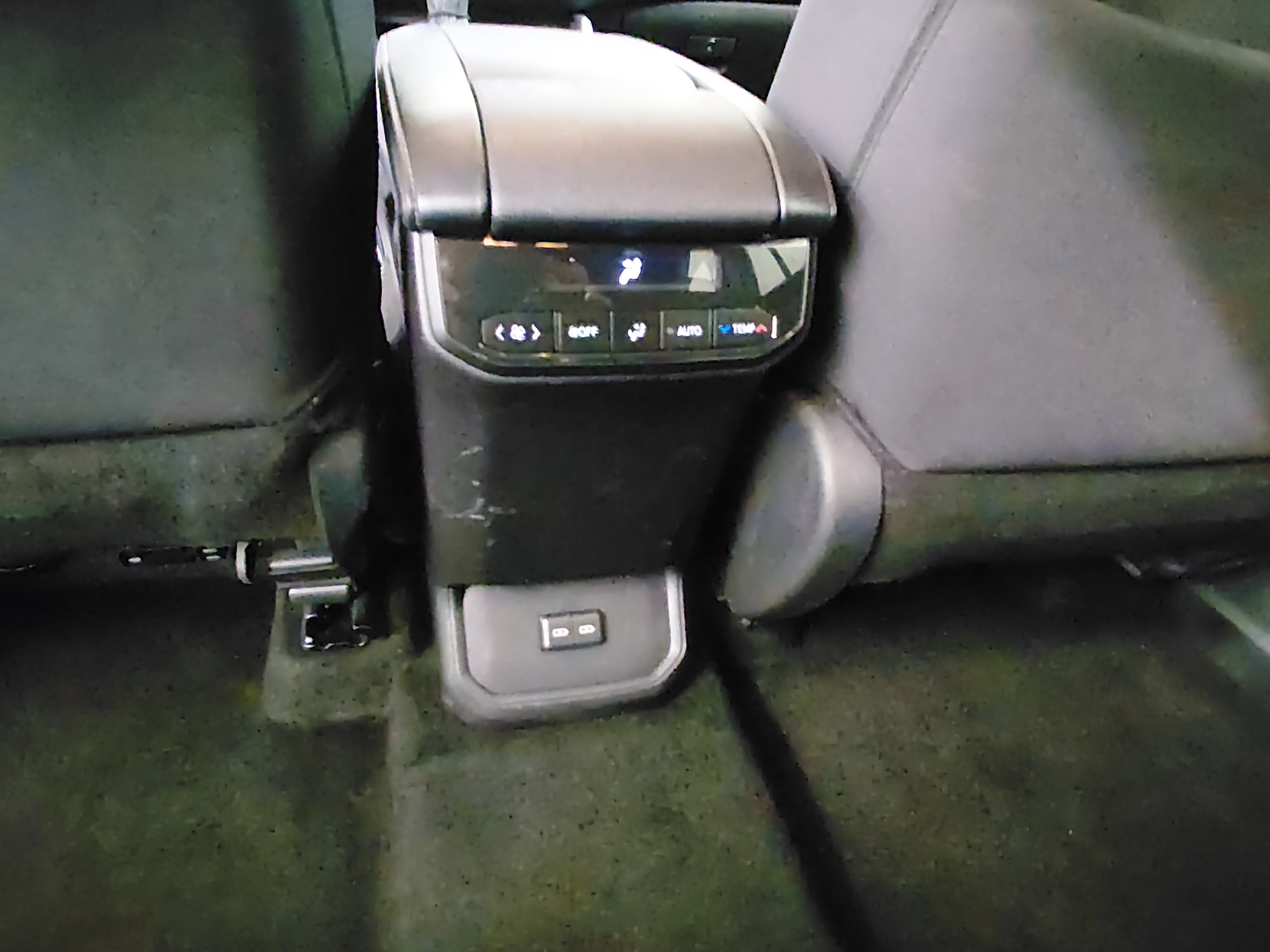 2025 Toyota Highlander LE - Photo 19