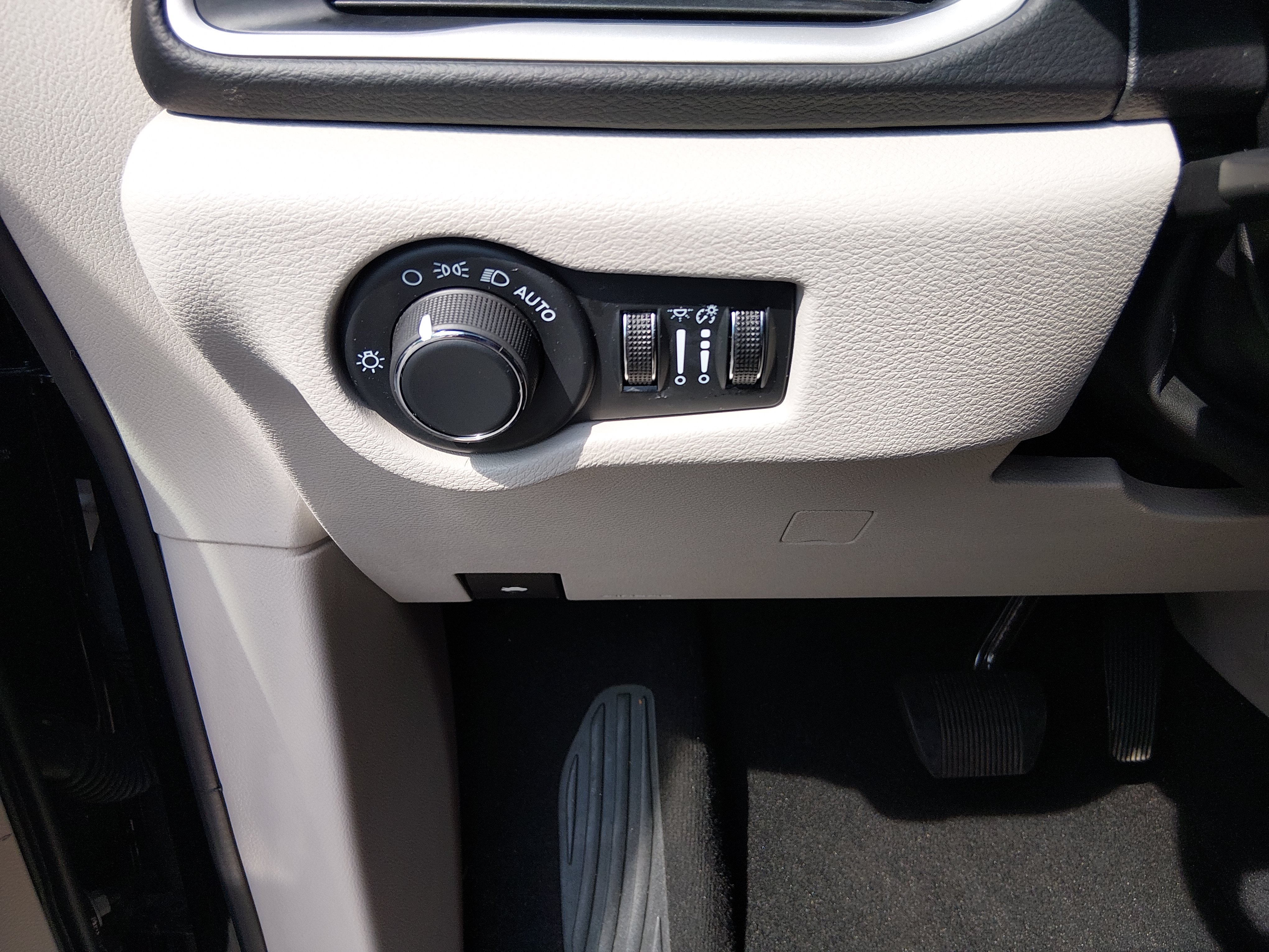 2023 Chrysler Voyager LX - Photo 13