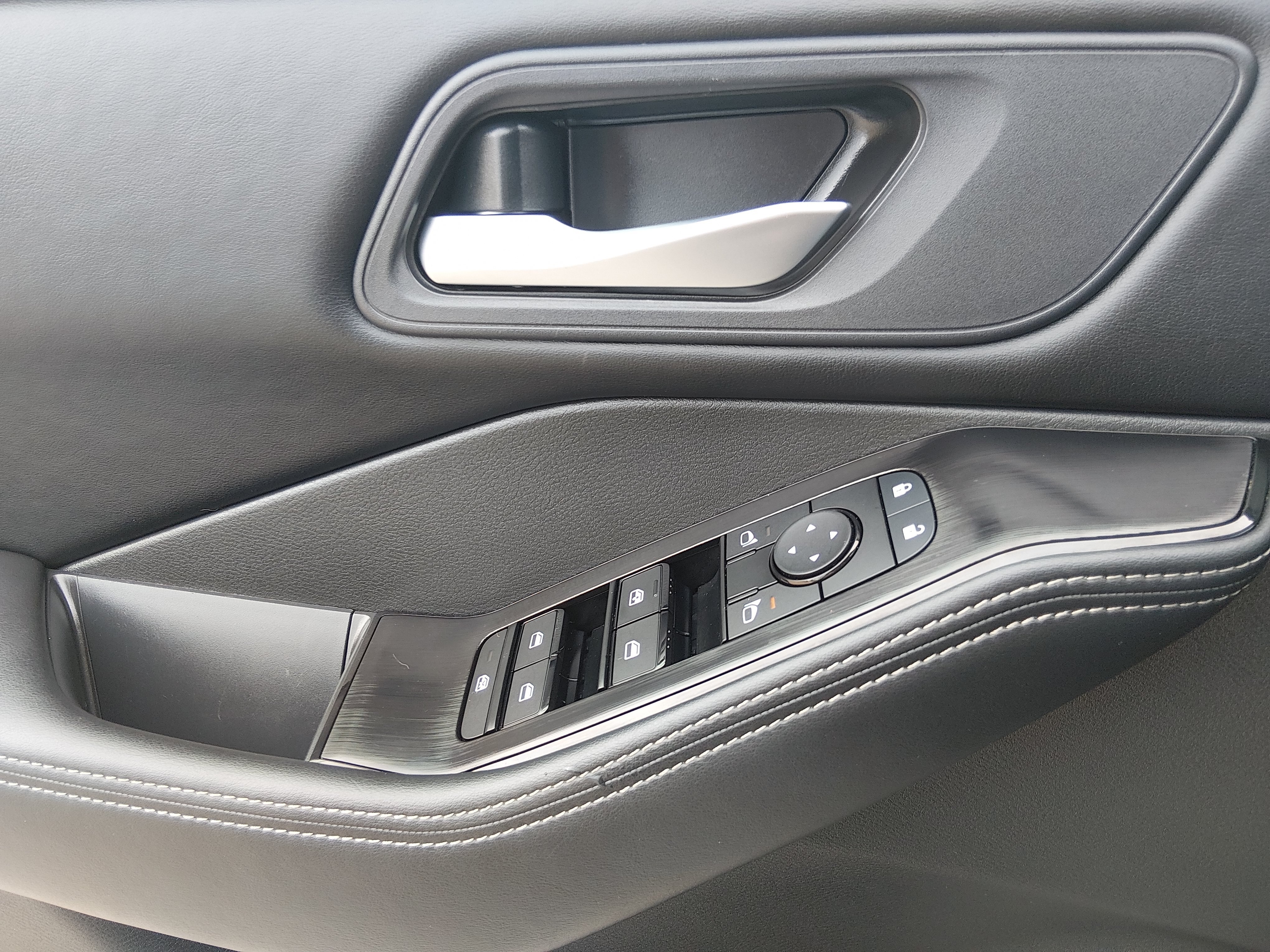 2025 Nissan Rogue SV - Photo 17