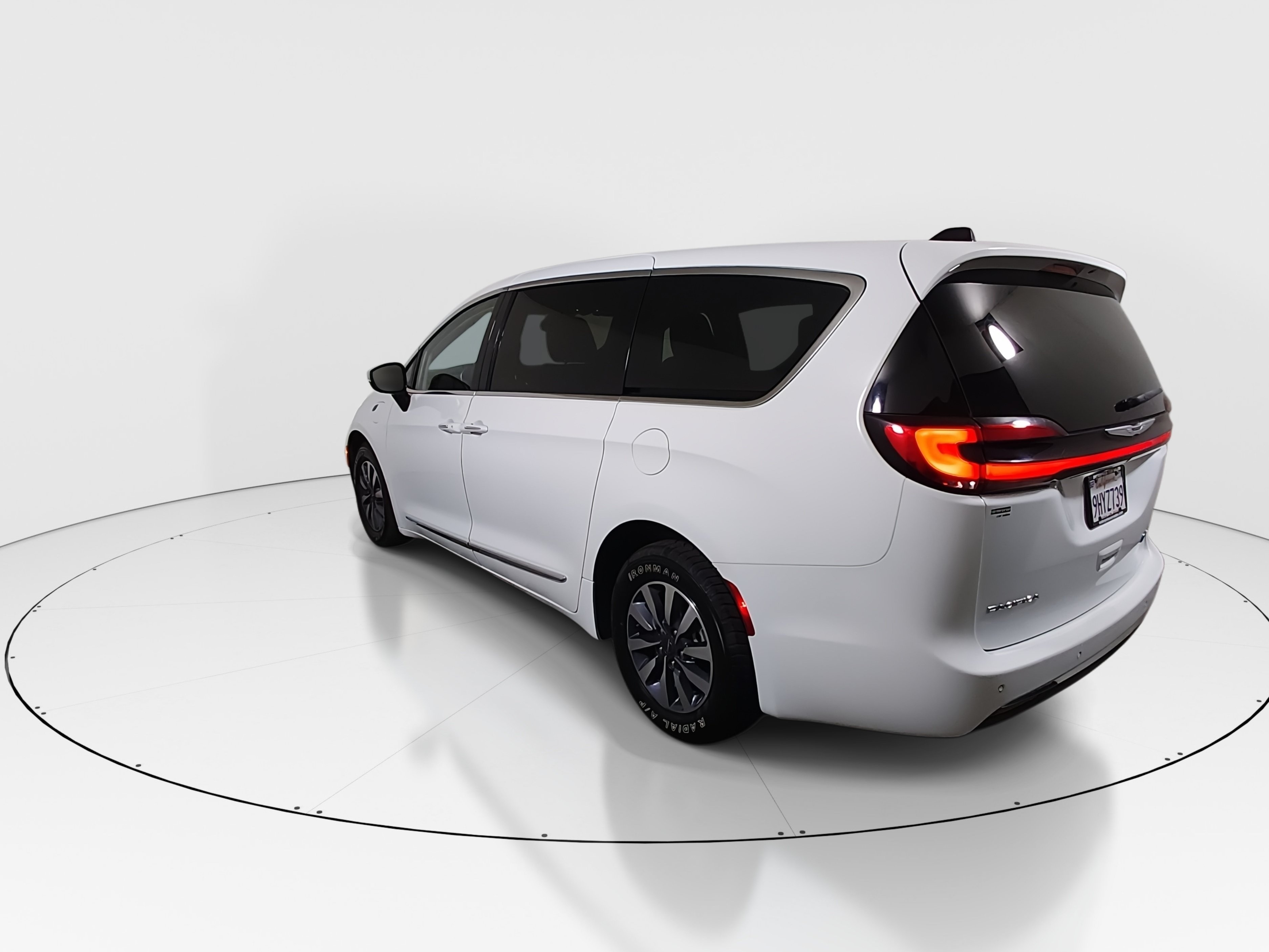 2023 Chrysler Pacifica Hybrid Limited - Photo 5