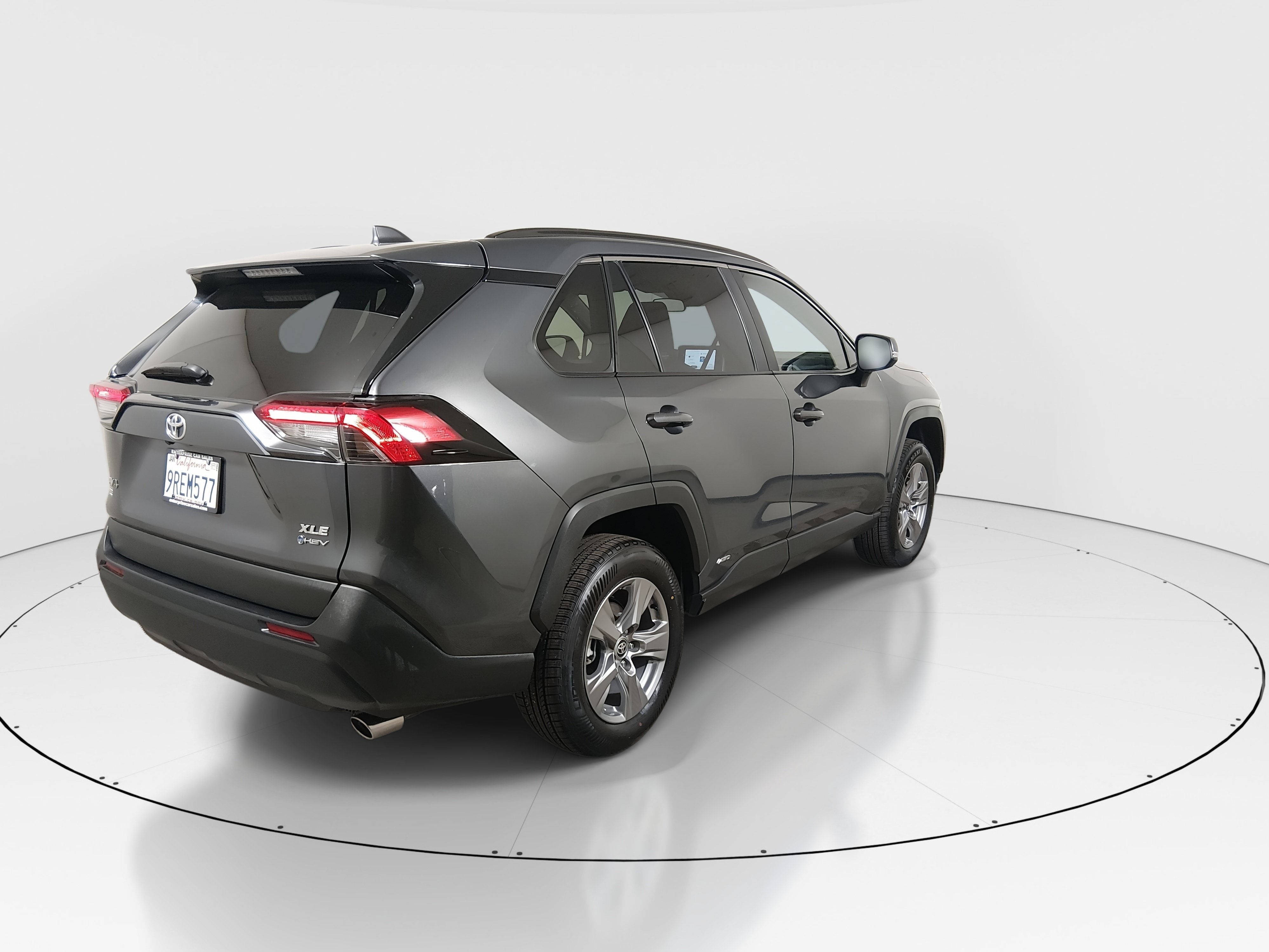 2025 Toyota RAV4 XLE - Photo 7