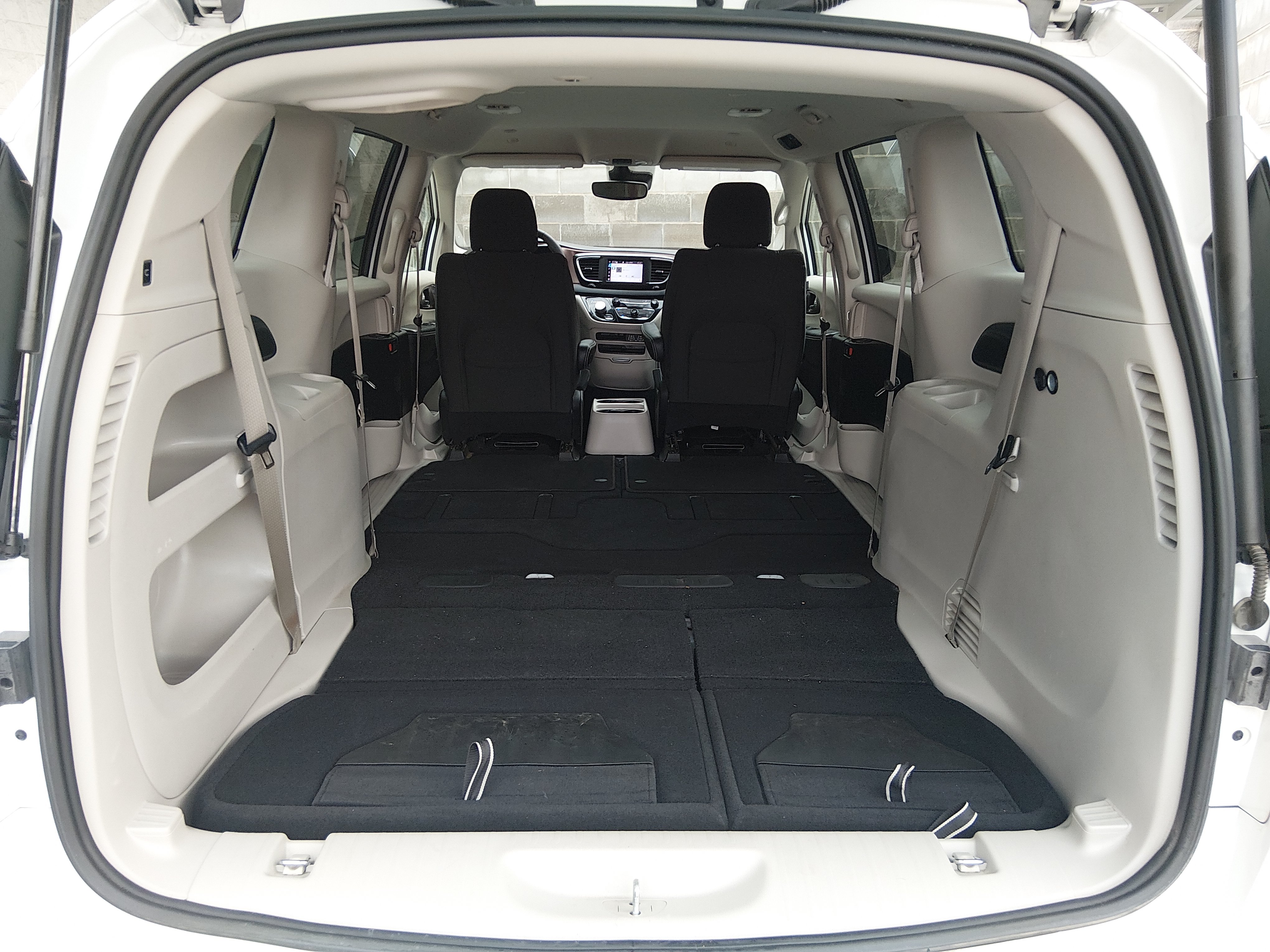 2024 Chrysler Voyager LX - Photo 12